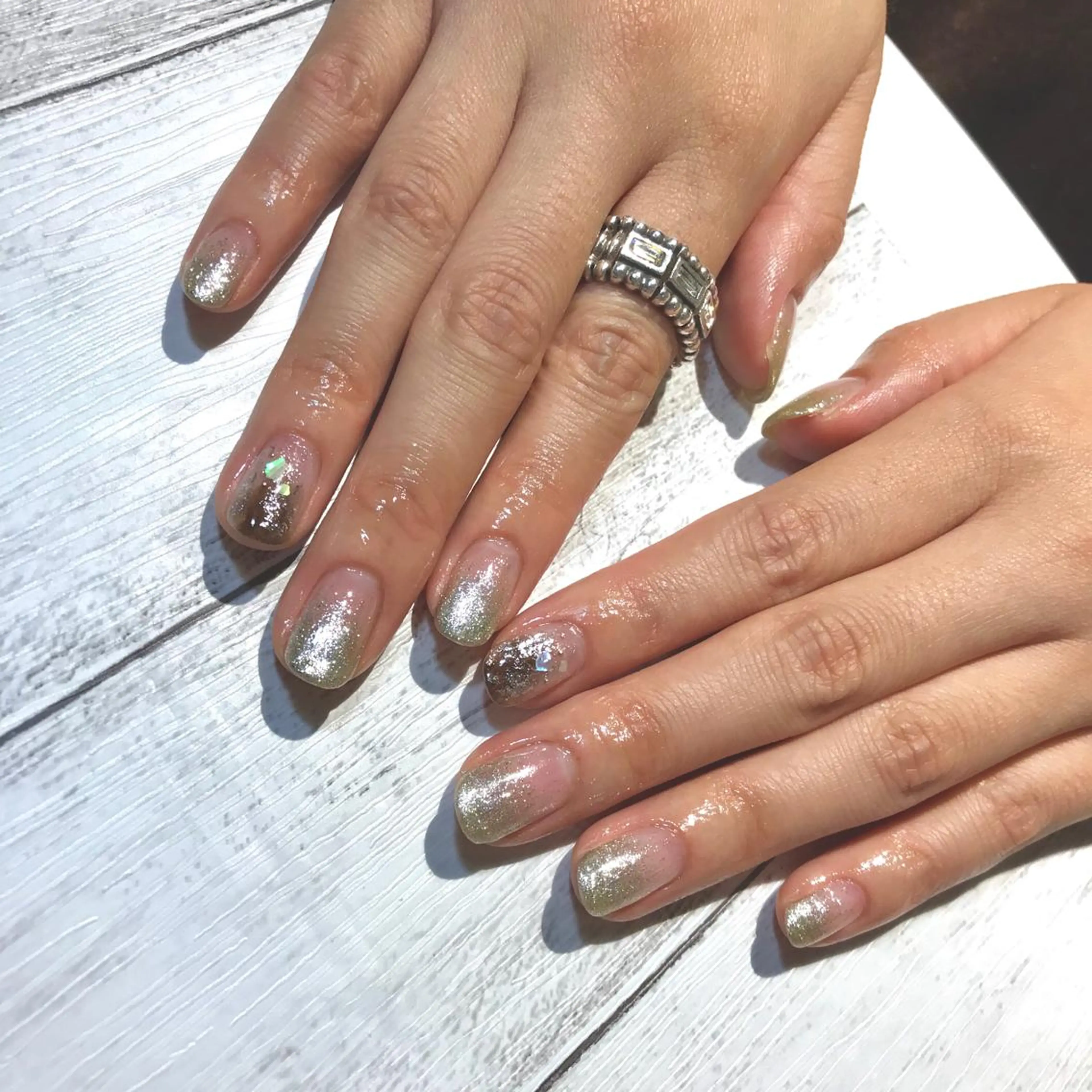 ネイル グラデーション キラキラネイル ラメ(グリッター) ラメグラデーション シルバー ハンドネイル MIORA︎ マツエク×ネイルのマツエク・マツパデザイン