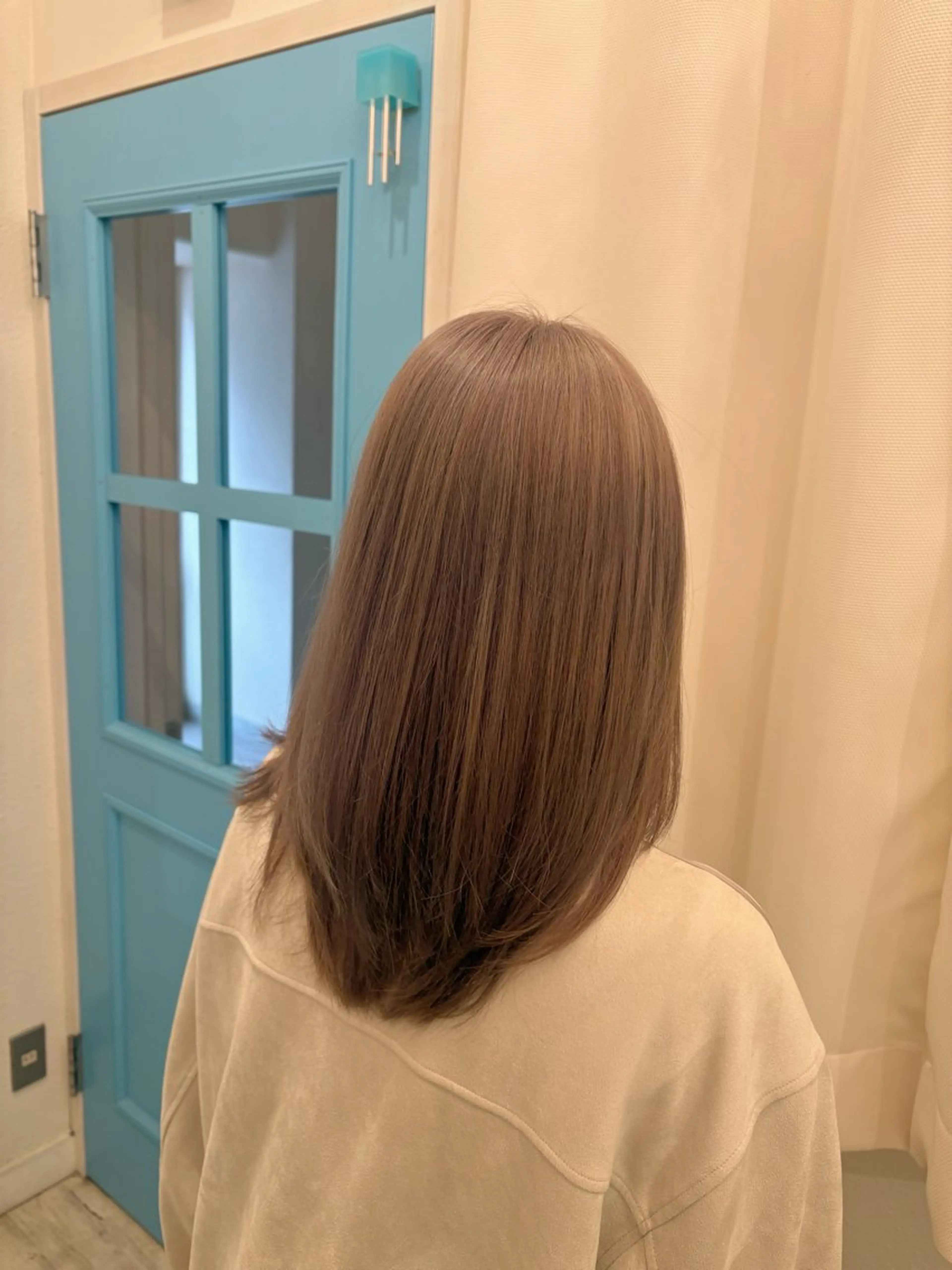 ミディアム カラー ベージュカラー ブリーチ 透明感カラー ミルクティーベージュ カット ヘアカラー レイヤー/透明感 HIRARIのヘアスタイル