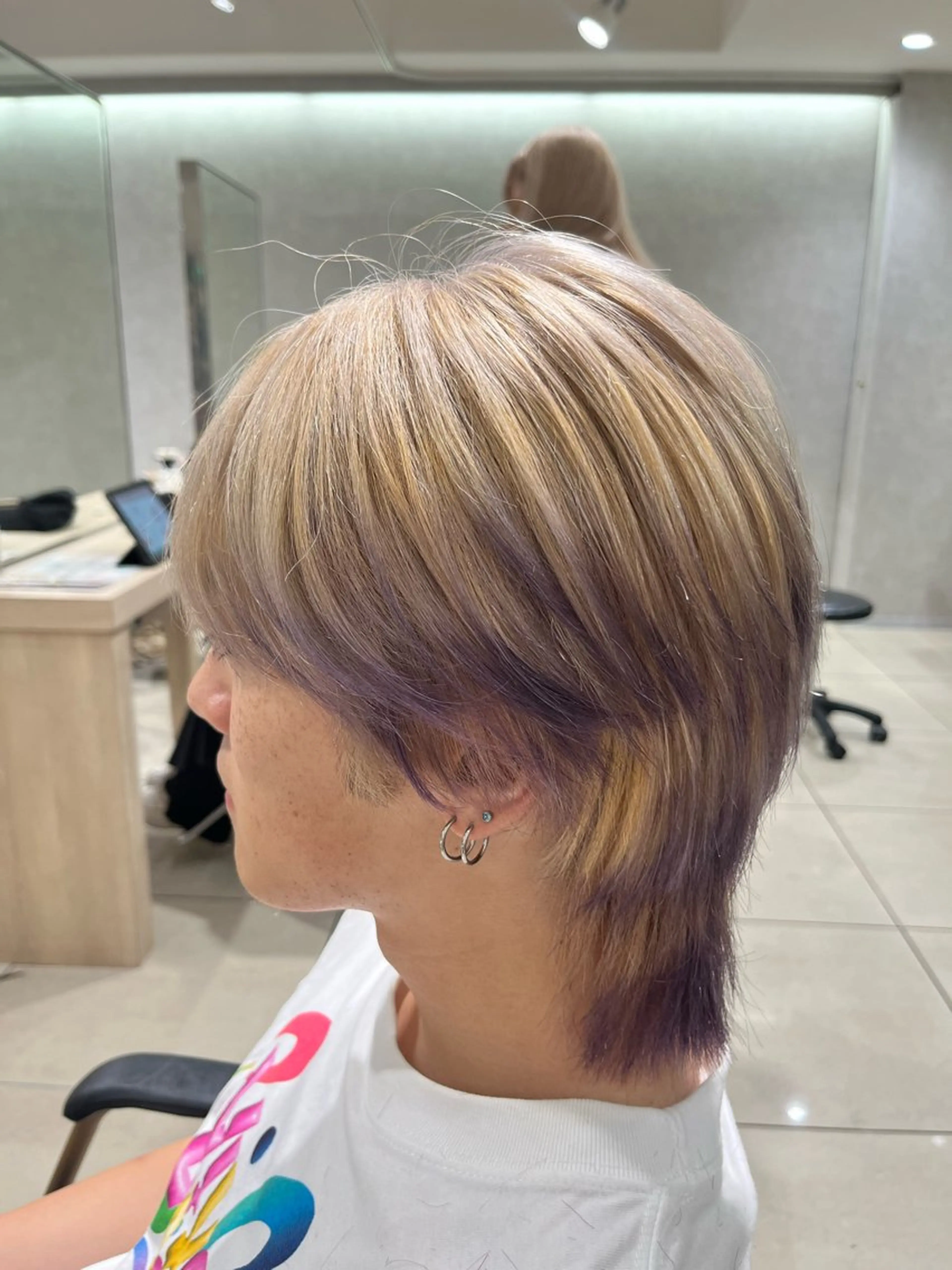ミディアム カラー メンズ メンズブリーチ ベージュカラー ブリーチ 抜きっぱなしブロンド ケアブリーチ カット ヘアカラー 巖本 真希のヘアスタイル