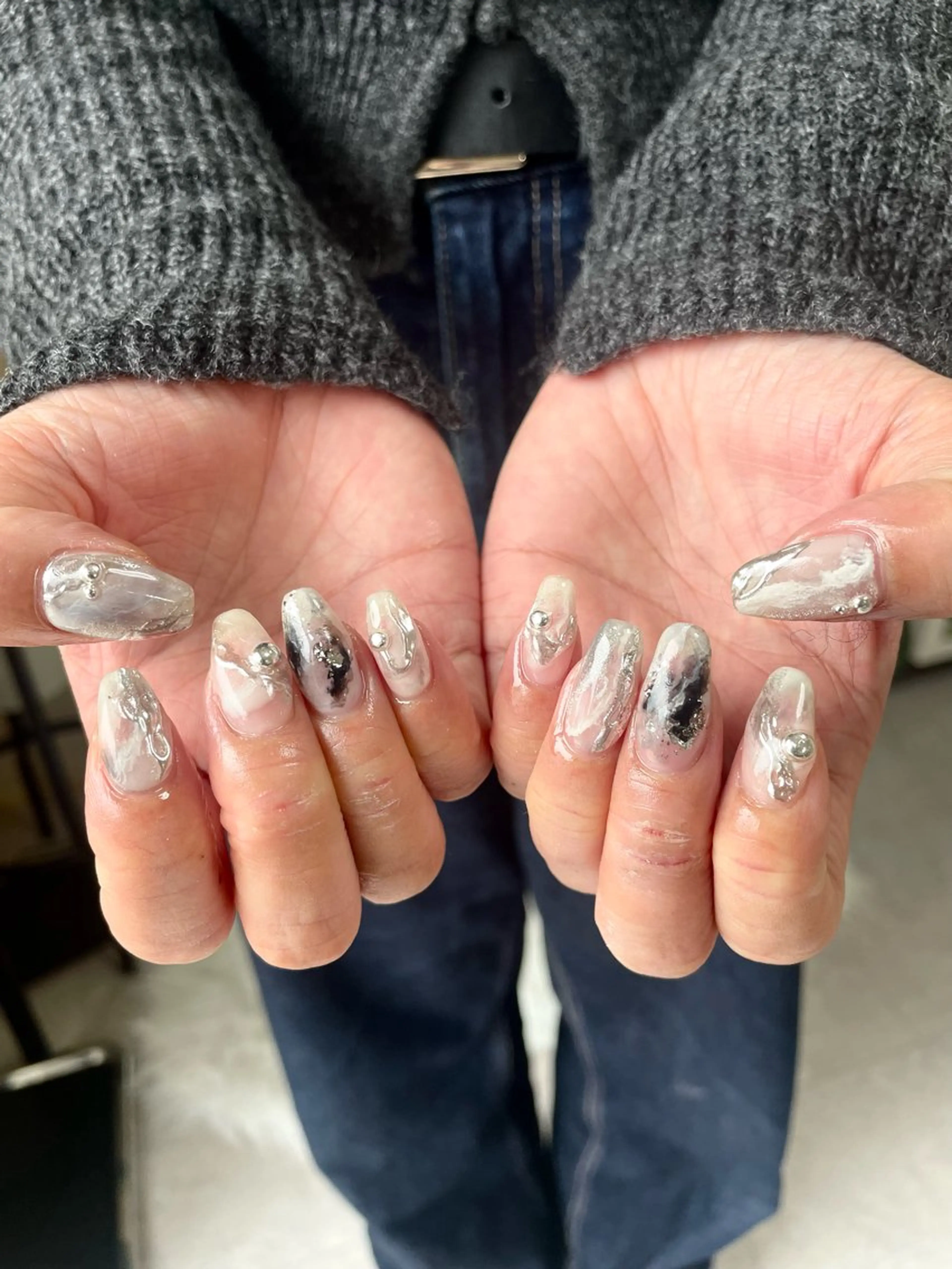 ネイル アートネイル ニュアンスネイル シルバー ホワイト RISA joie nailのネイルデザイン