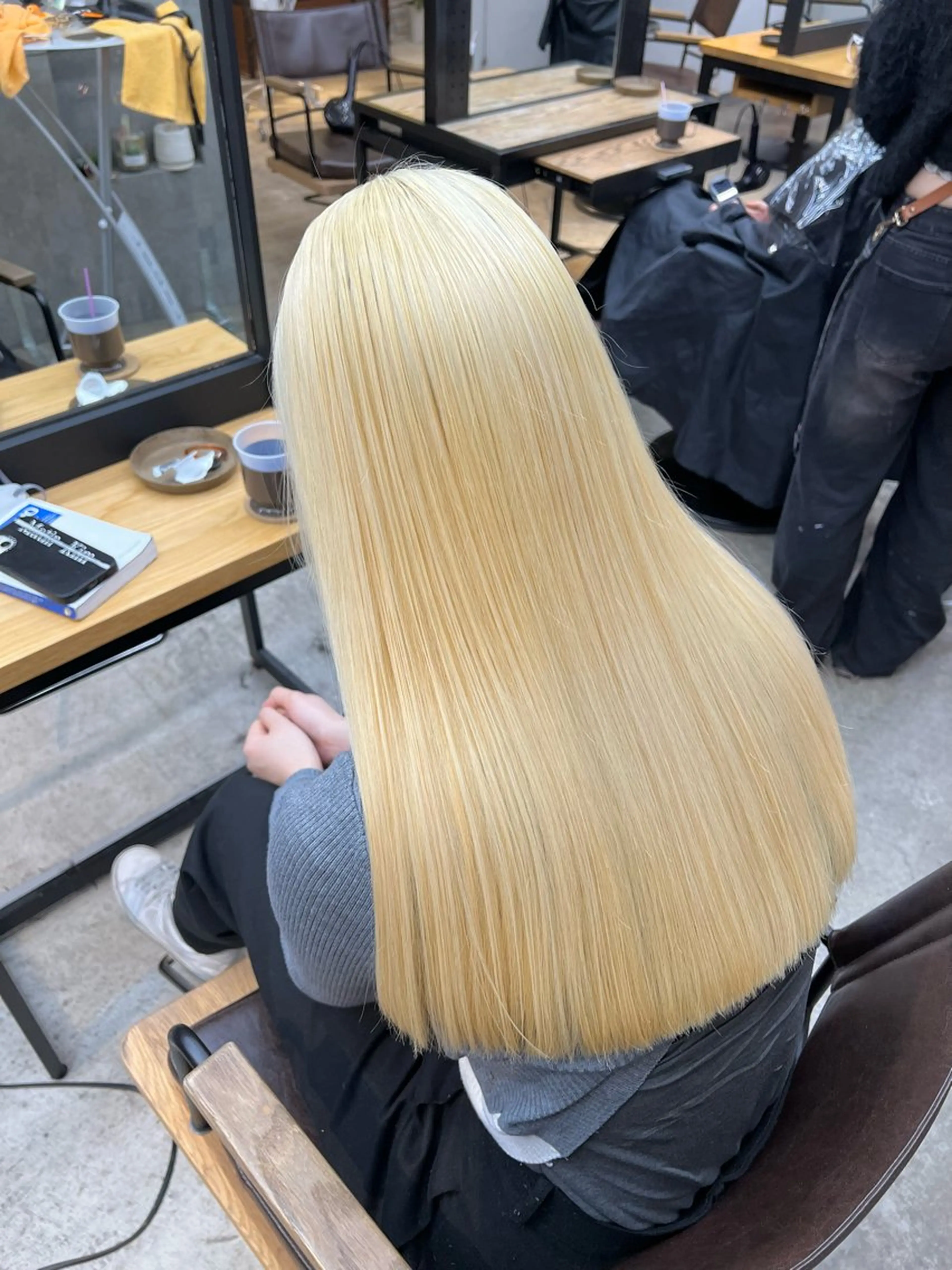 ロング カット ヘアカラー ミルクティーベージュ outaのヘアスタイル