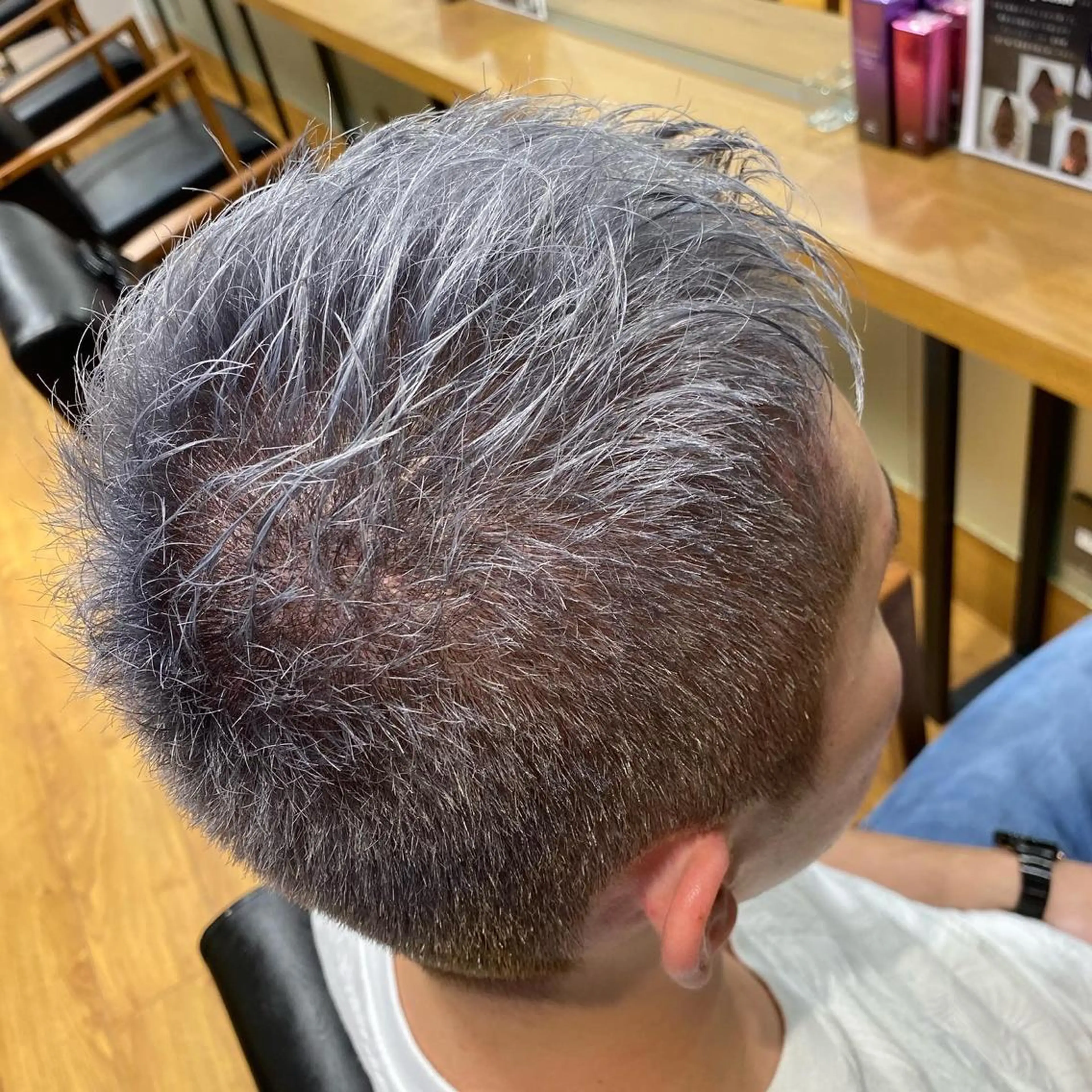 カラー メンズ メンズブリーチ ブリーチ シルバー 久米 治仁のヘアスタイル