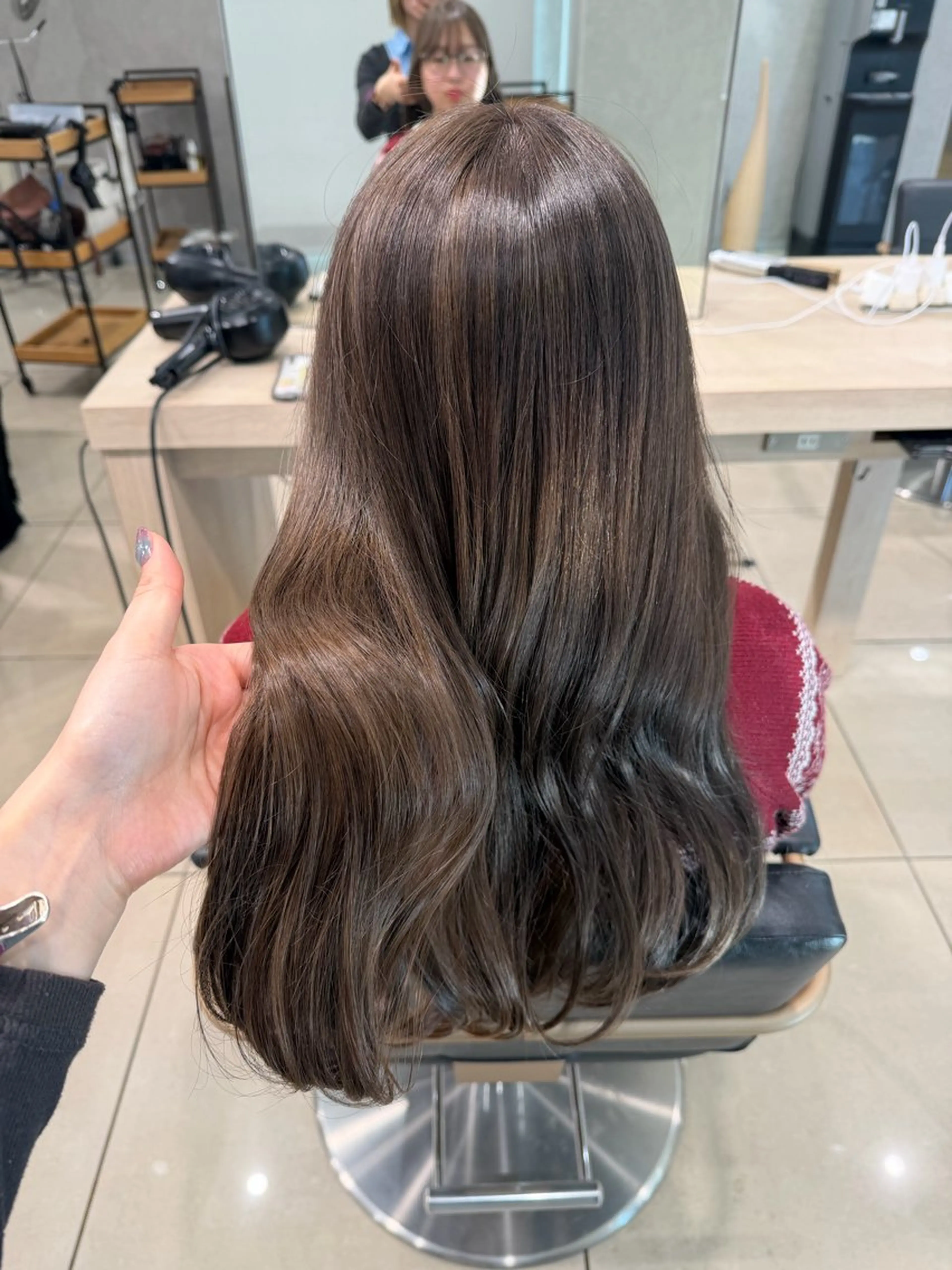 ロング カラー ブリーチ グレージュ ヘアカラー トリートメント 巖本 真希のヘアスタイル