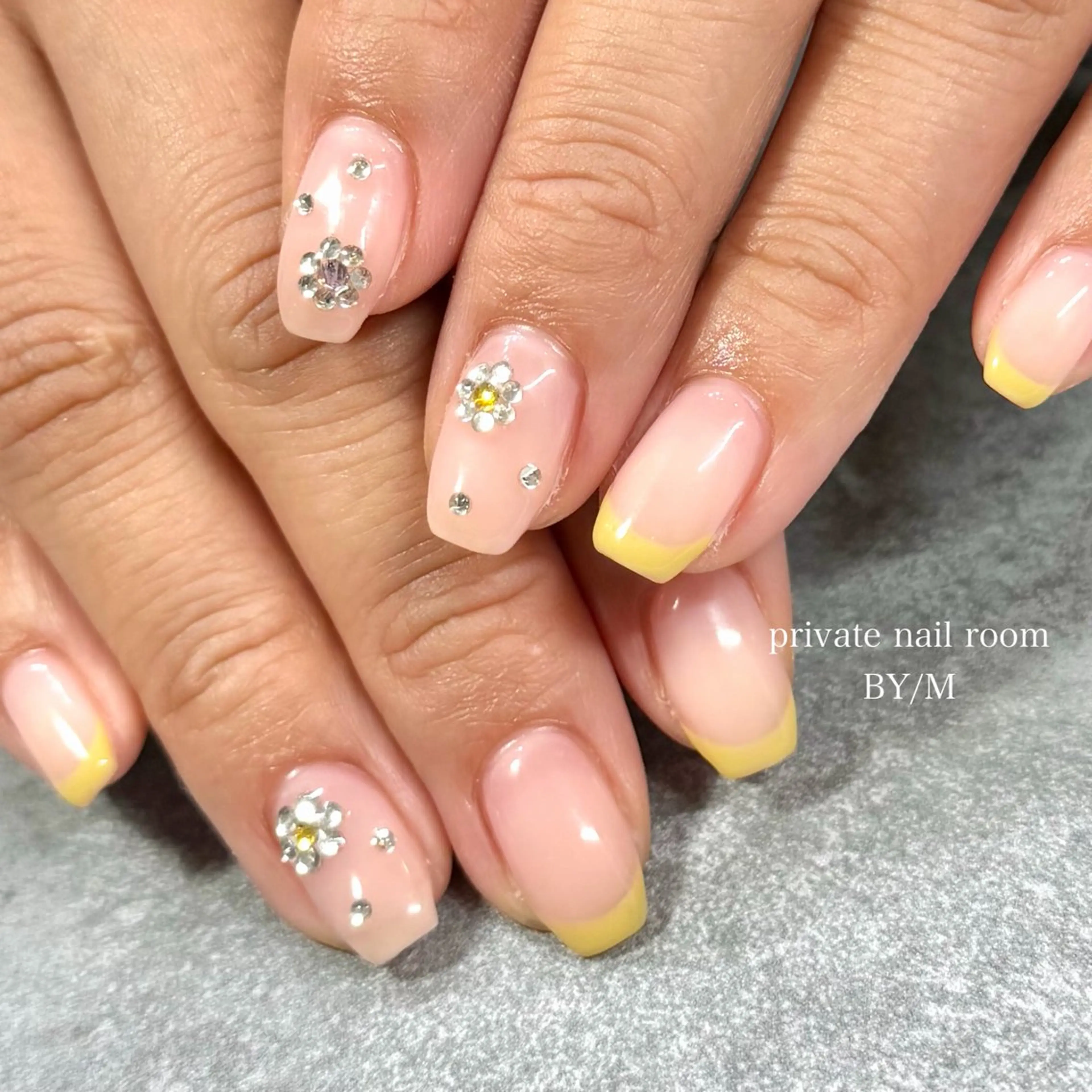 ネイル フレンチネイル 持ち込み ストーンネイル 黄色 ハンドネイル BY / Mのネイルデザイン
