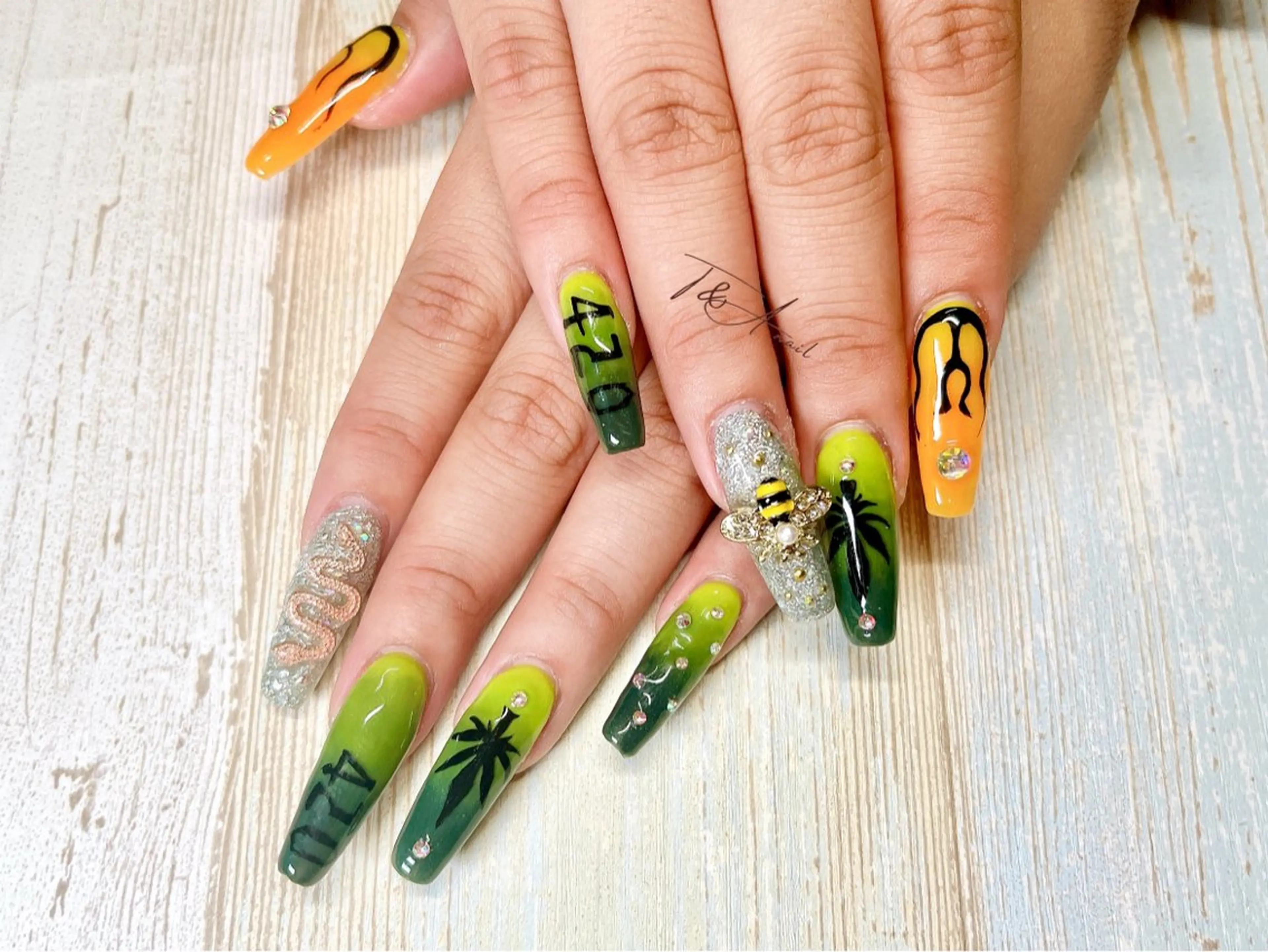 ネイル 長さ出し ジェルネイル グラデーション グリーン オレンジ ハンドネイル T&A nailのネイルデザイン