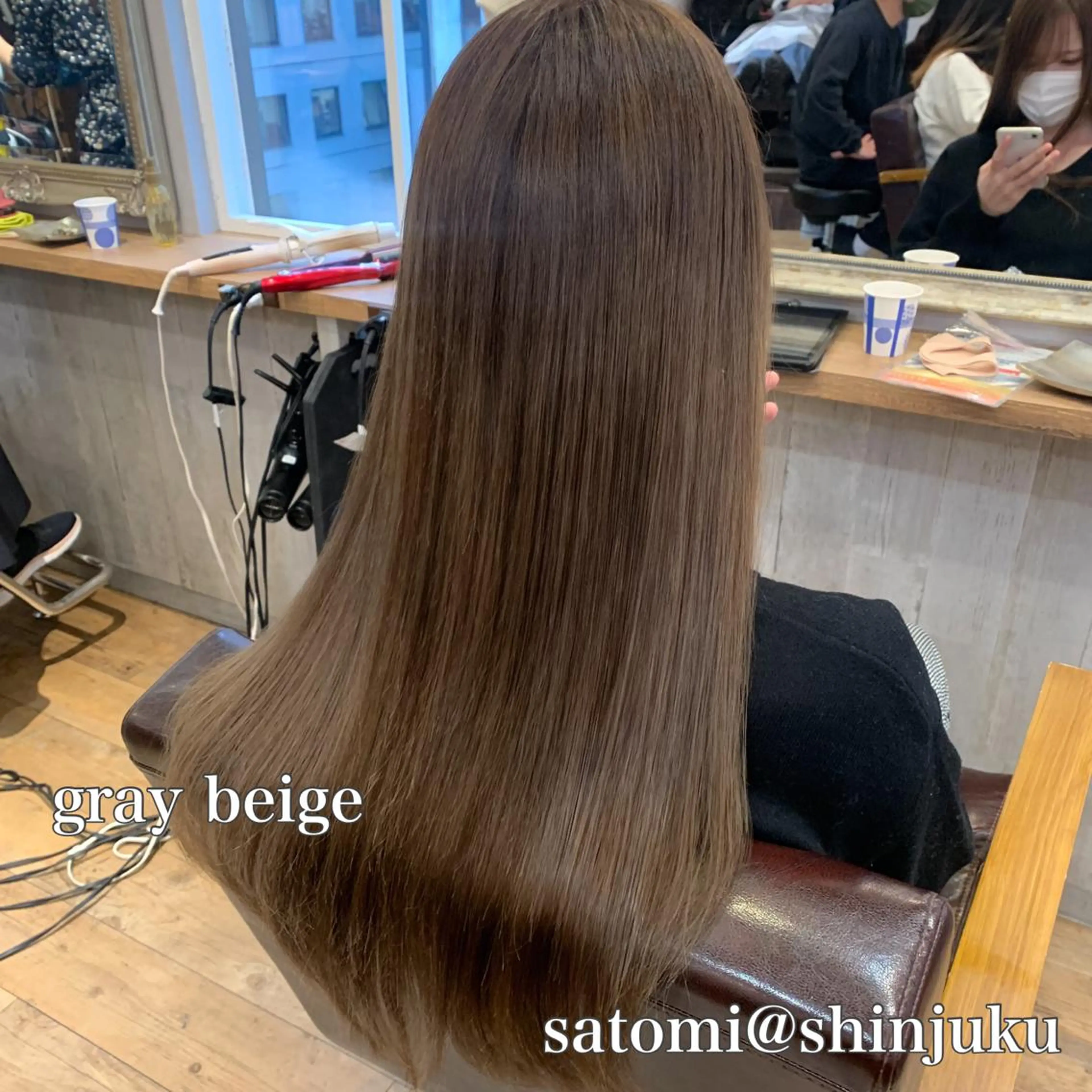 セミロング カラー ベージュカラー シルバー シルバーベージュ 淡色ふんわりhair 新宿satomiのヘアスタイル