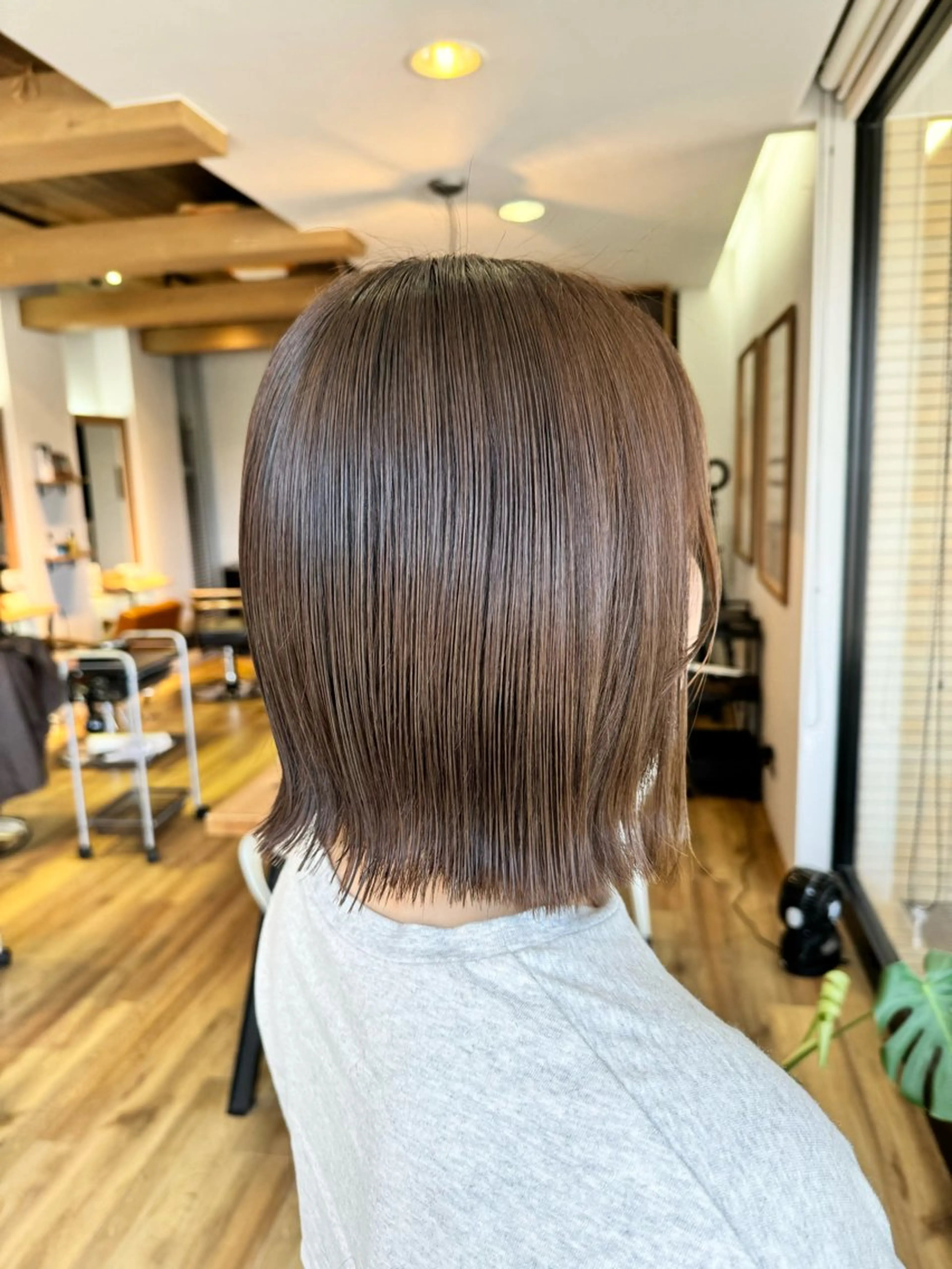 ミディアム カラー ベージュカラー オリーブベージュ カット ヘアカラー トリートメント ツキダテ ユイのヘアスタイル