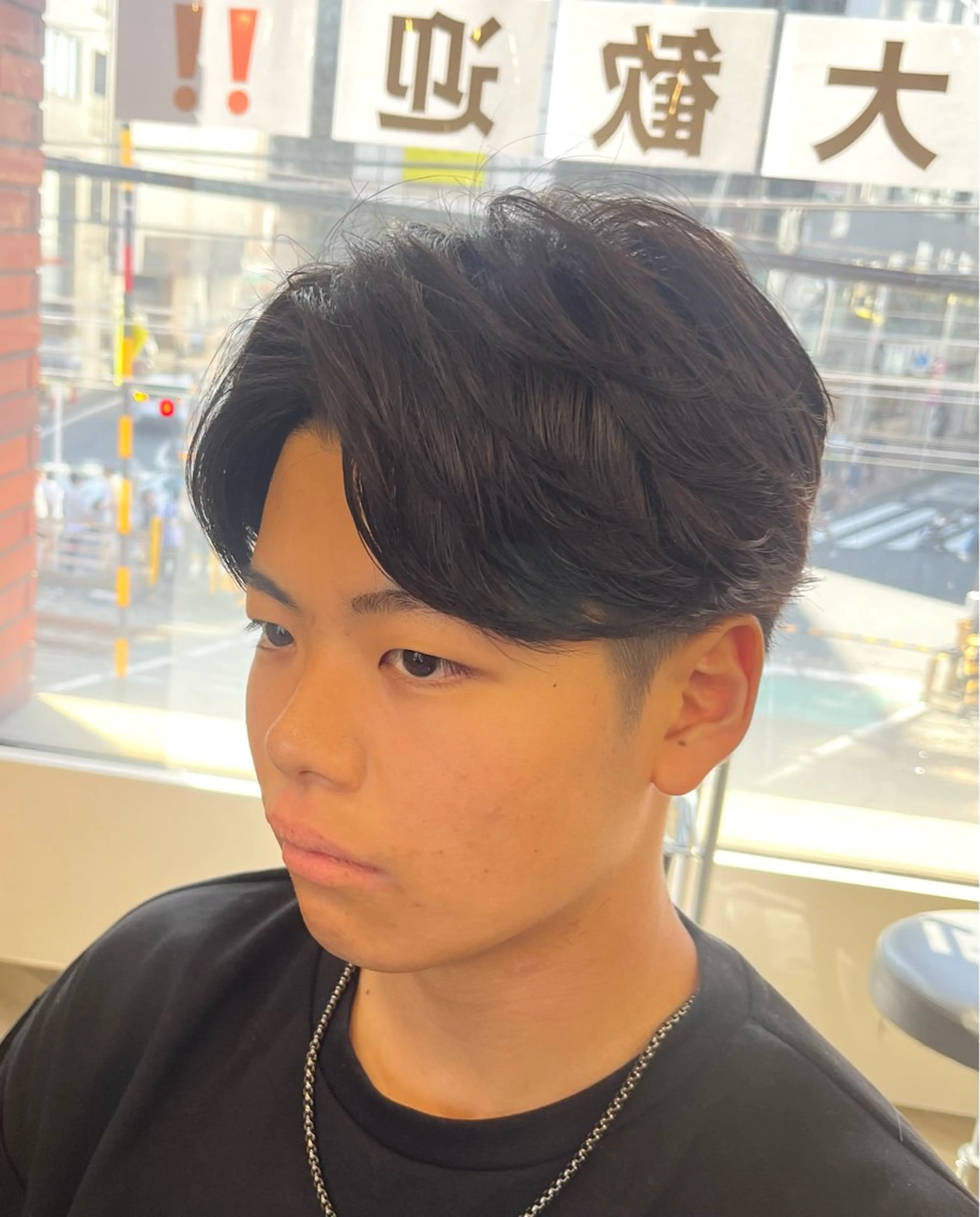 ショート パーマ メンズ メンズパーマ カット パーマ 韓国メンズヘア/ 毛流れヘア　須田龍世のヘアスタイル