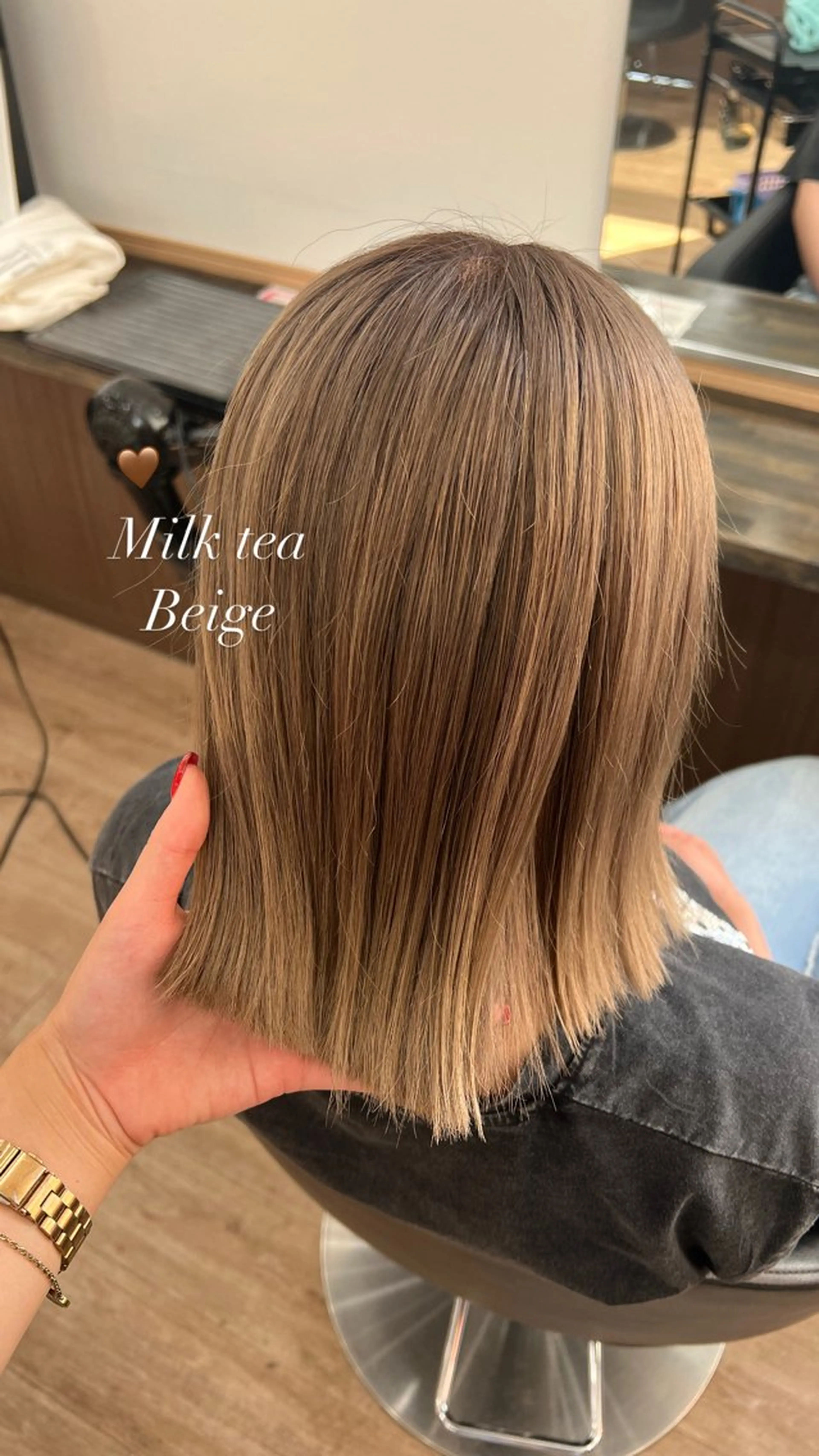 ミディアム カラー ブリーチ 縮毛矯正 石津 優菜のヘアスタイル