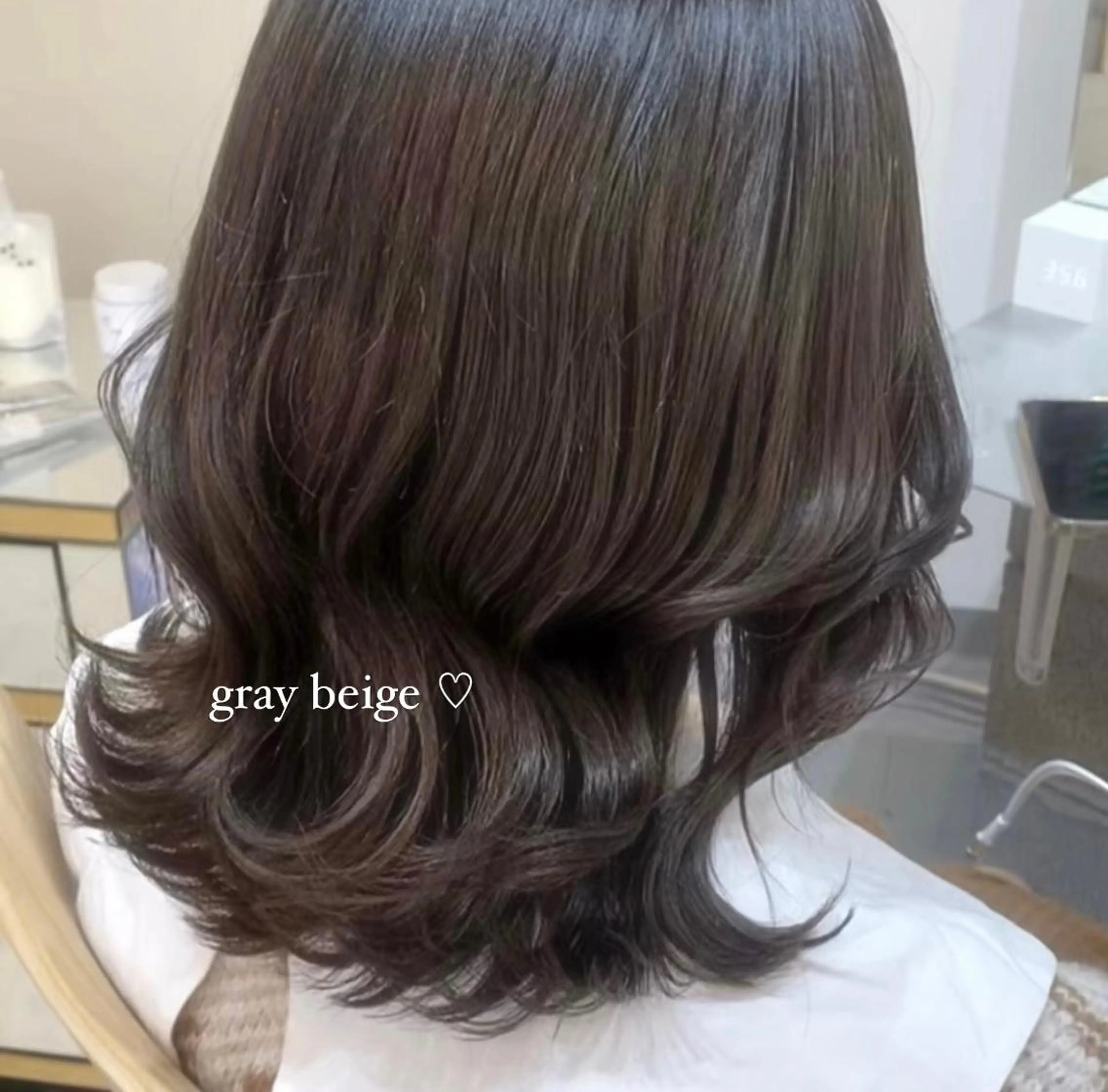 ミディアム カラー ブリーチ グレージュ carelly 成増店所属・ツカハラ リリカ 👒柔らかカラー👒のヘアスタイル