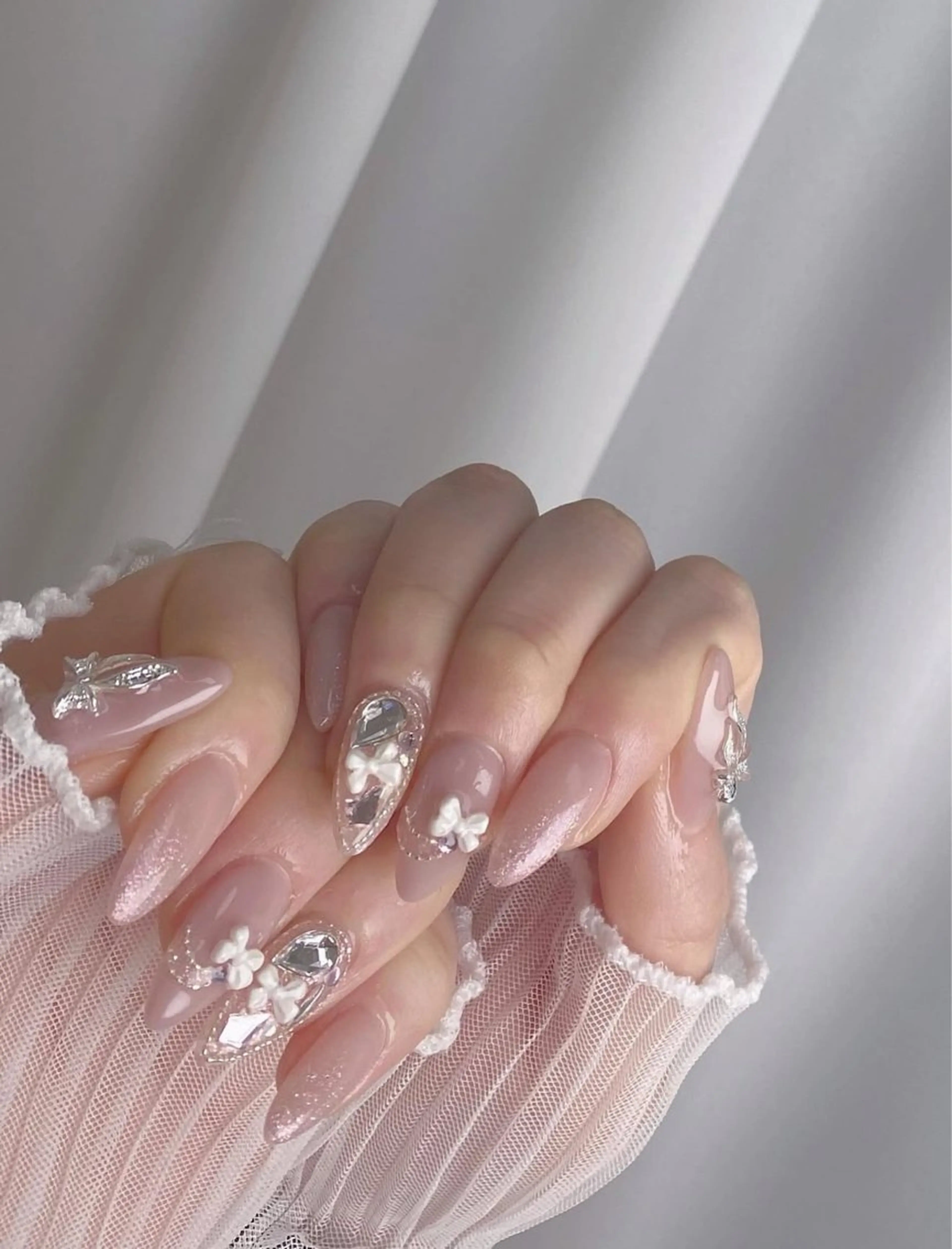 ネイル キラキラネイル マグネットネイル ミラーネイル ニュアンスネイル 春ネイル ハンドネイル Lyna 池袋のネイルデザイン