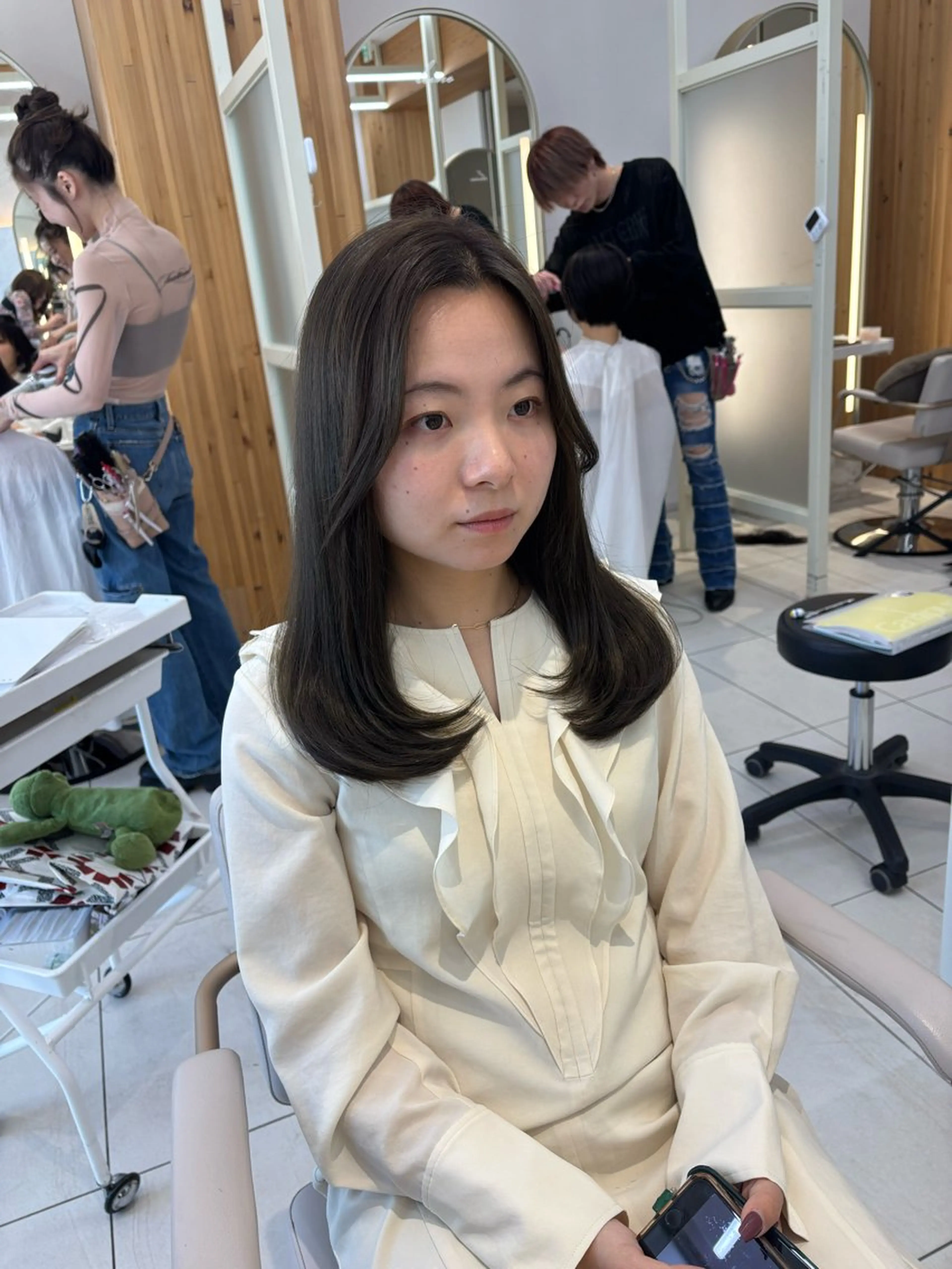 セミロング かなこ／重めレイヤー ／透明感カラーのヘアスタイル