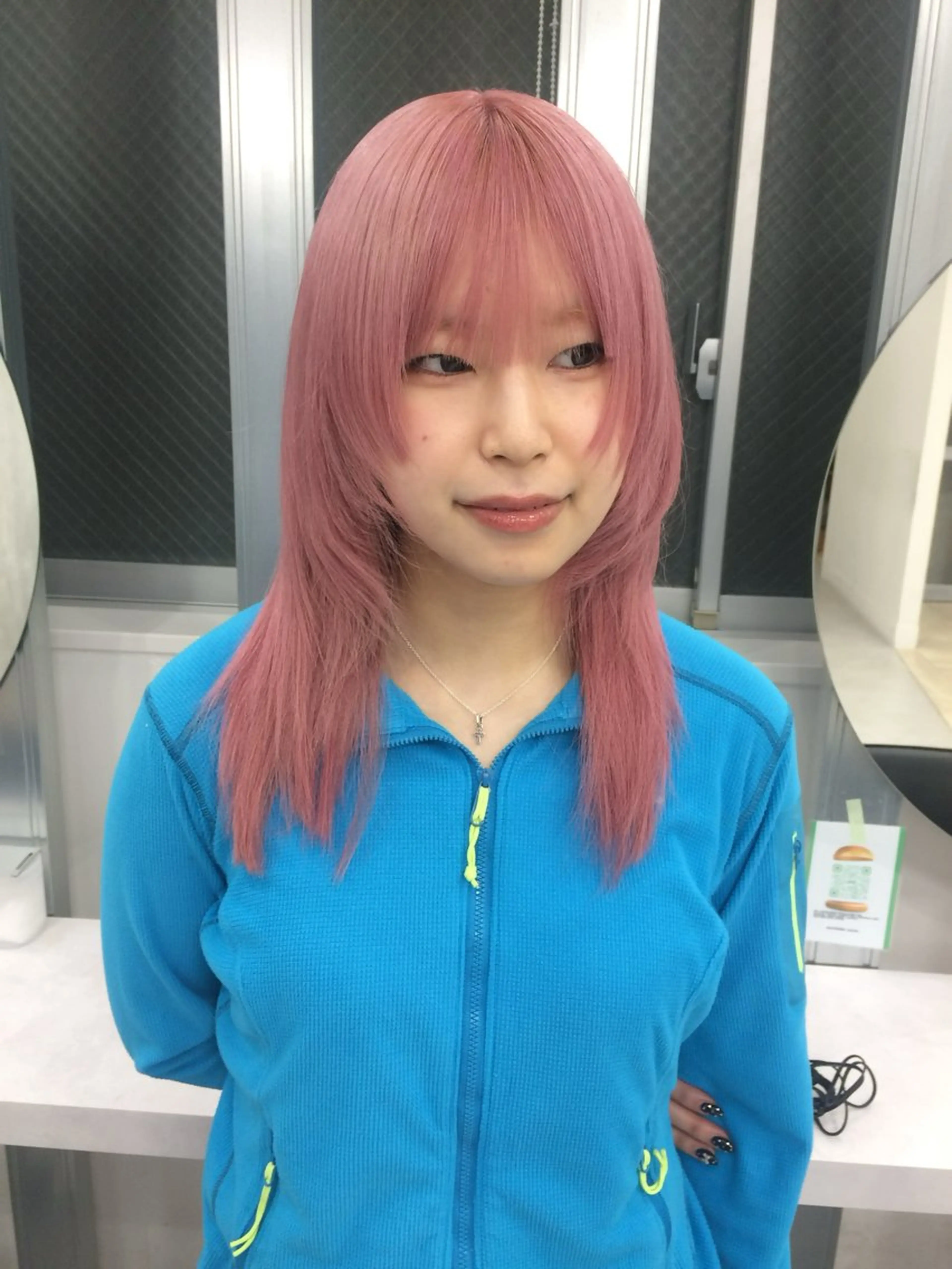 セミロング カラー ブリーチ ヘアカラー 杏華 ショートのヘアスタイル