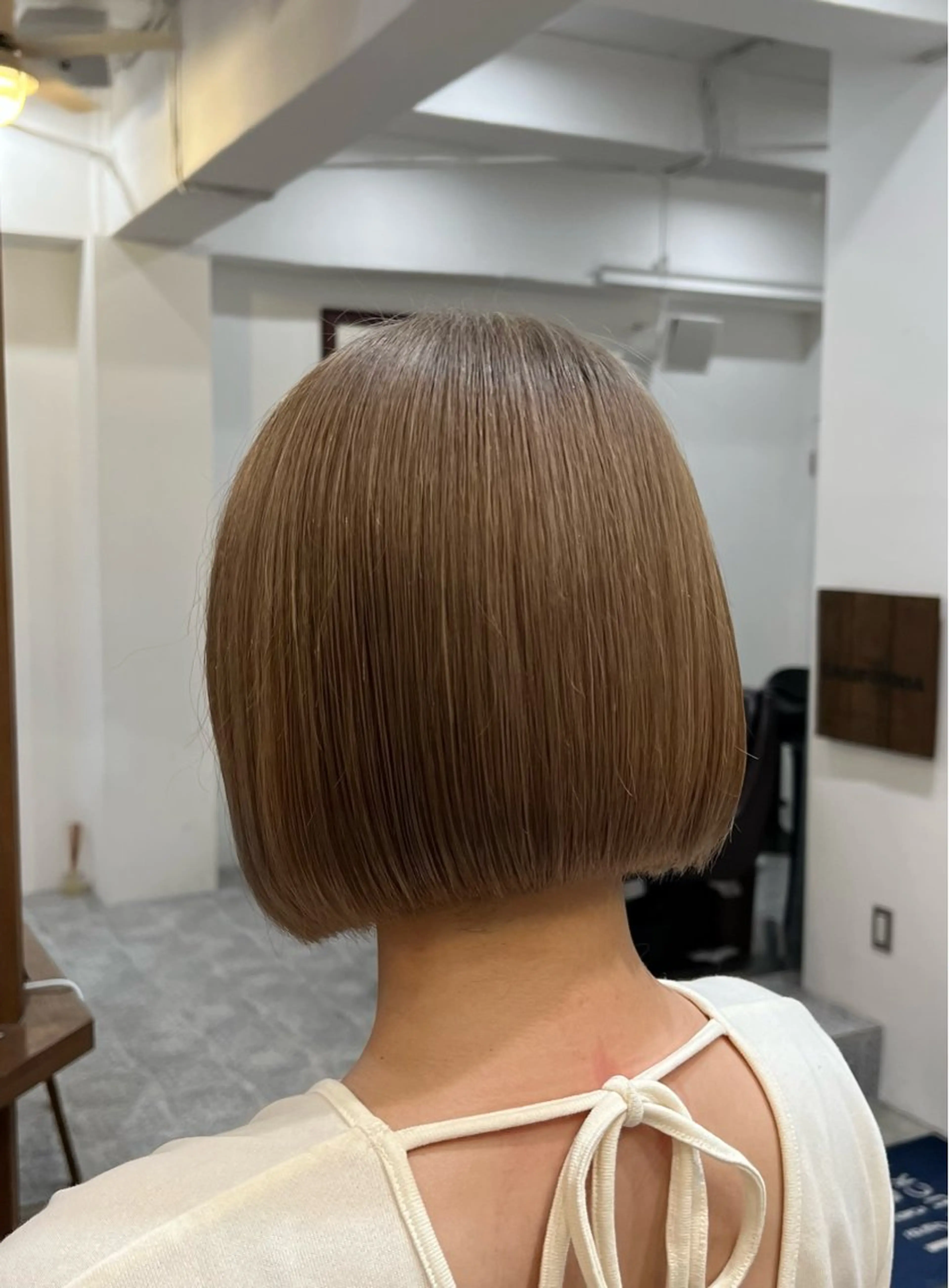 ショート カラー まろやかなベージュ 小池春樹のヘアスタイル
