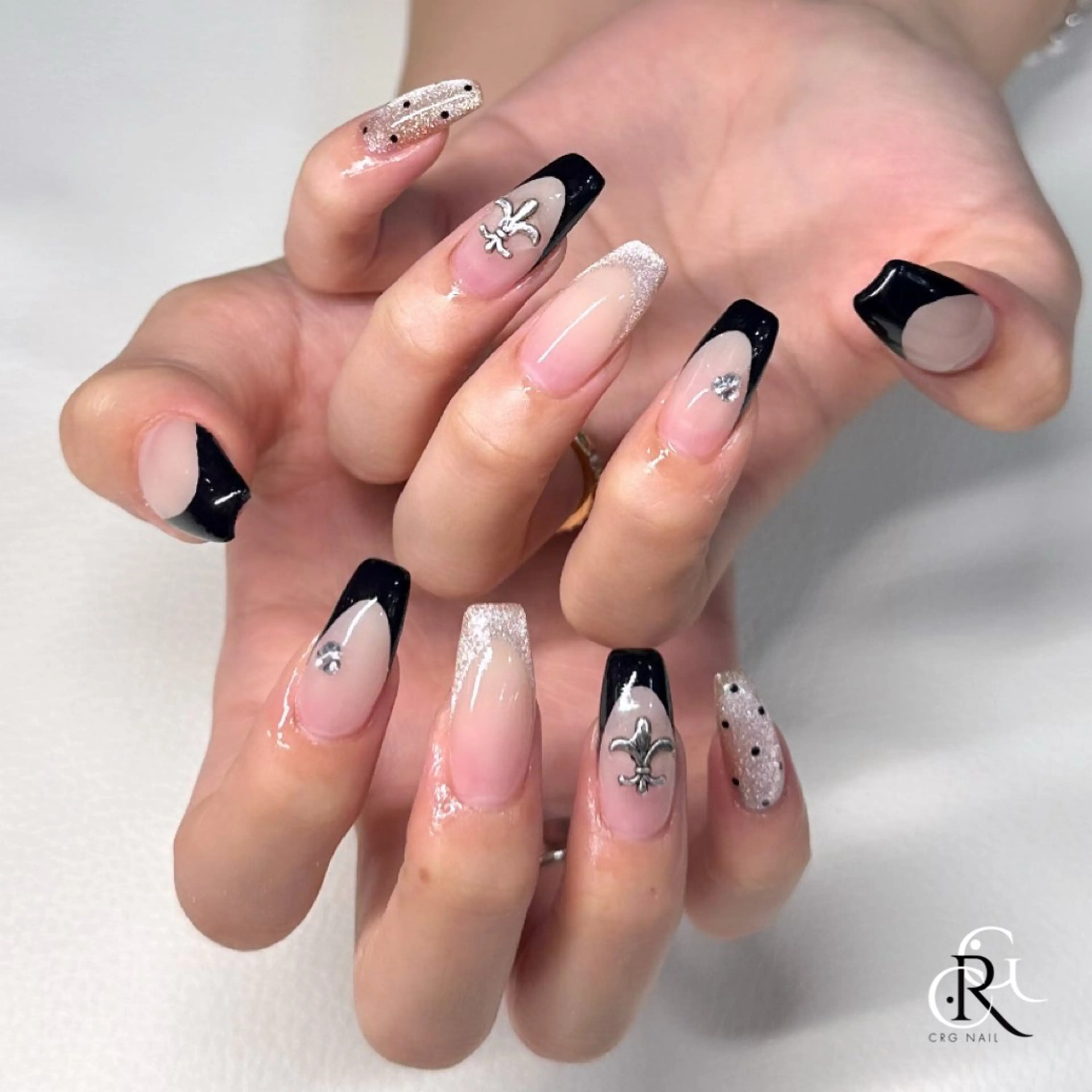 ネイル フレンチネイル マグネットネイル マグネットフレンチ ハンドネイル 美フォルム✨ CRG　RURIのネイルデザイン