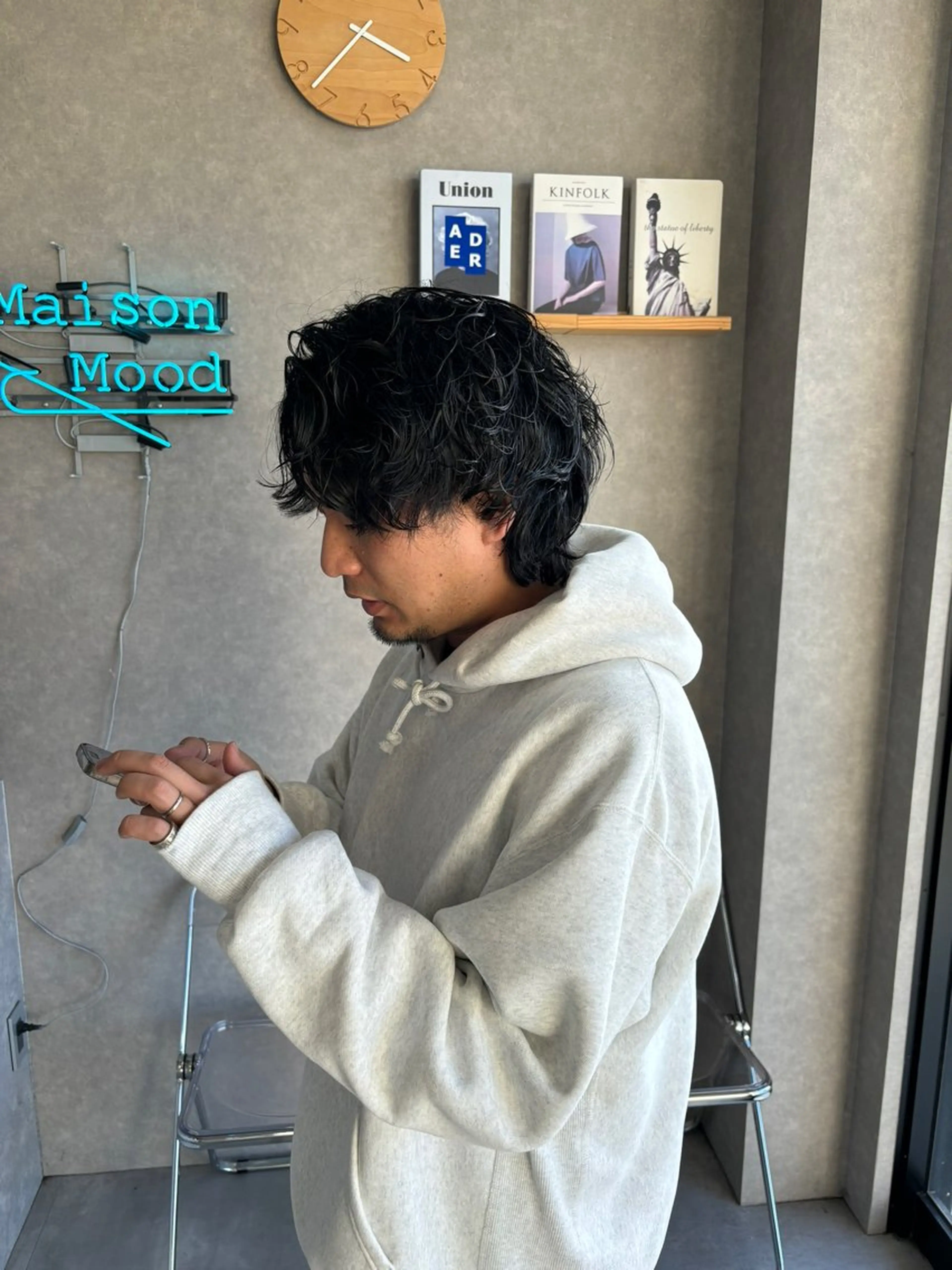 ミディアム パーマ メンズ ミディアムパーマ メンズハイトーン マッシュウルフ マッシュ メンズパーマ カット パーマ トリートメント 長谷川 湧のヘアスタイル