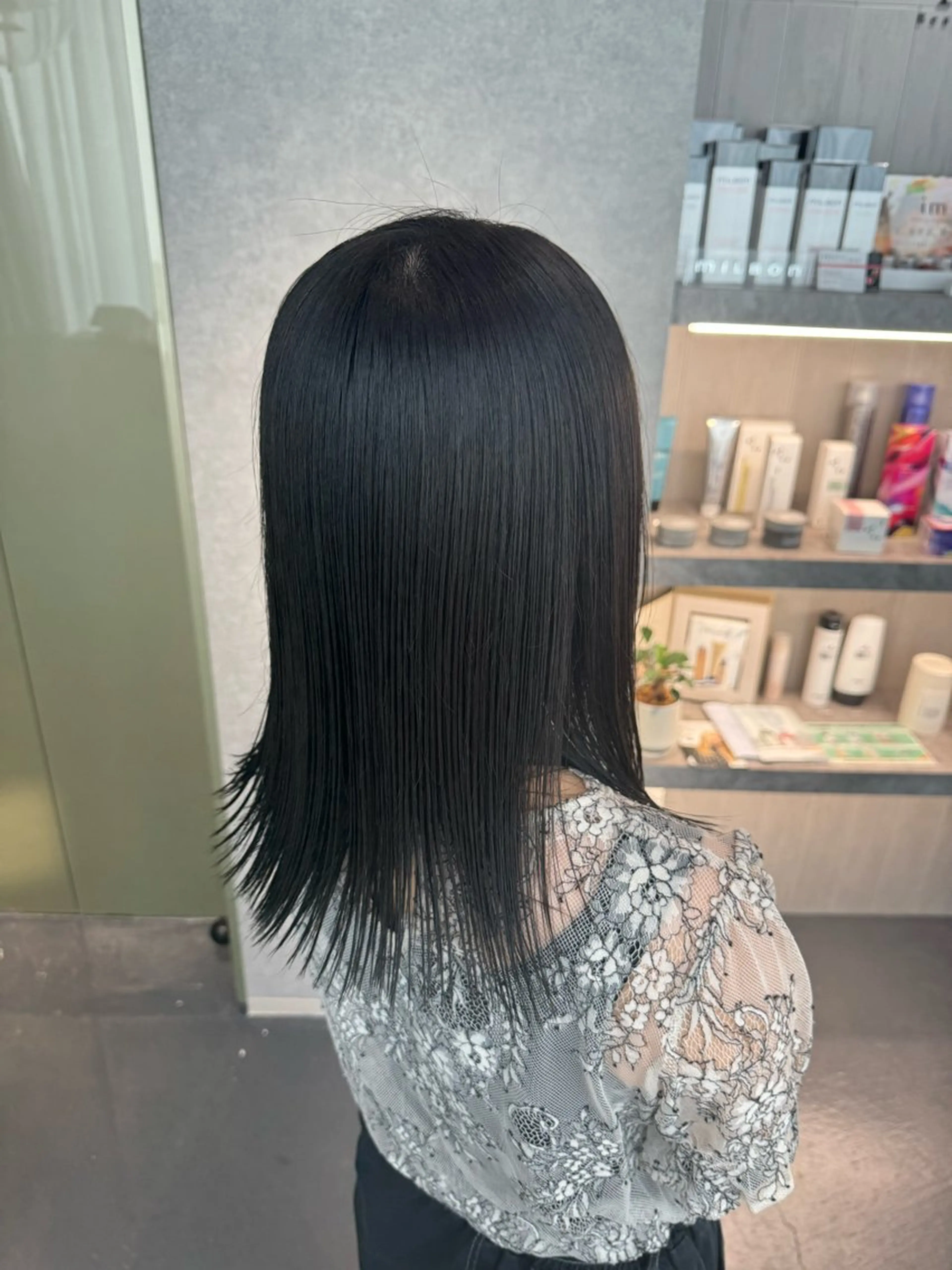 カラー 黒髪 ブルーカラー ブルーブラック 透明感カラー Ami/艶カラー/ レイヤー/ハイトーンのヘアスタイル