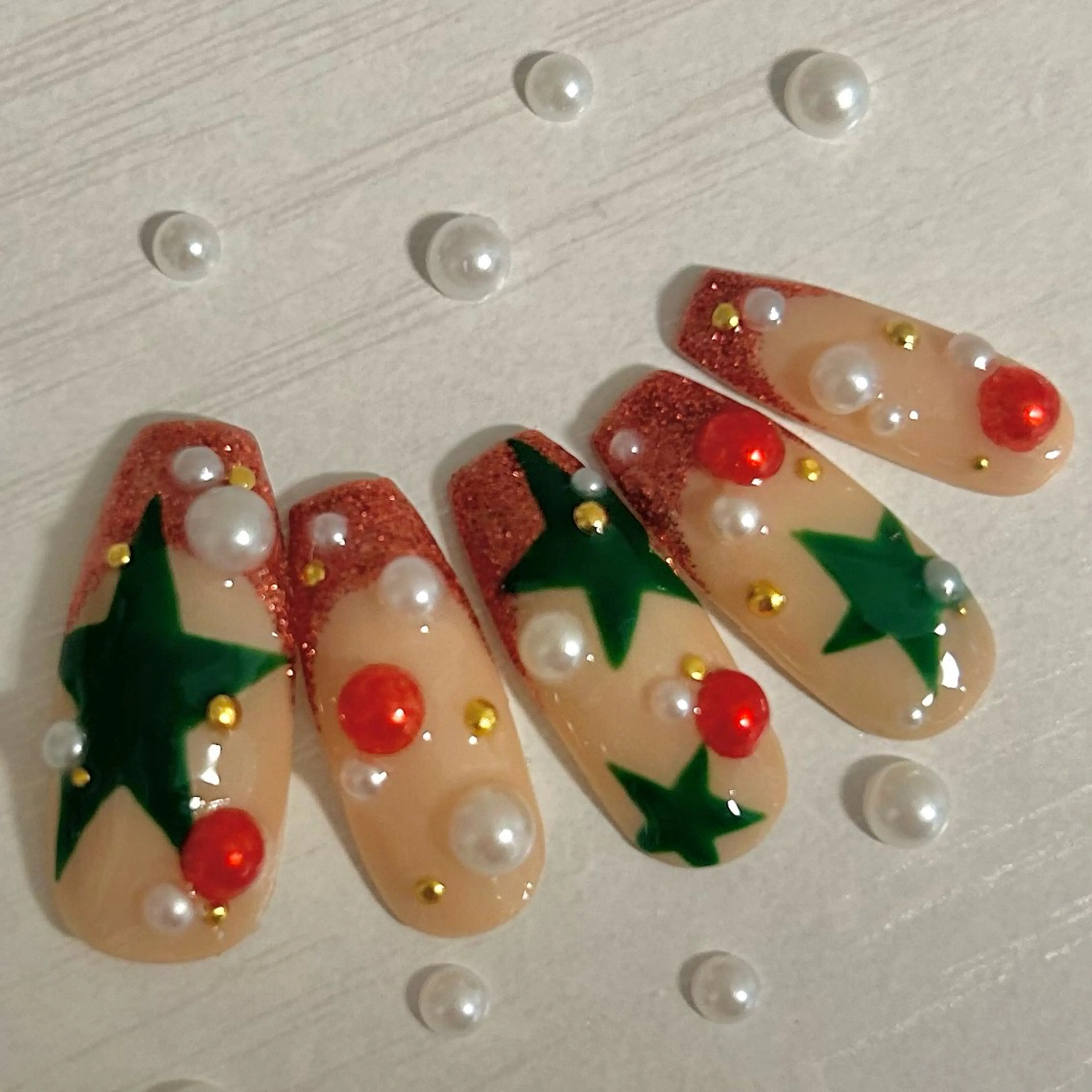 ネイル フレンチネイル 赤色 冬ネイル クリスマス ハンドネイル 極楽 鳥花のネイルデザイン