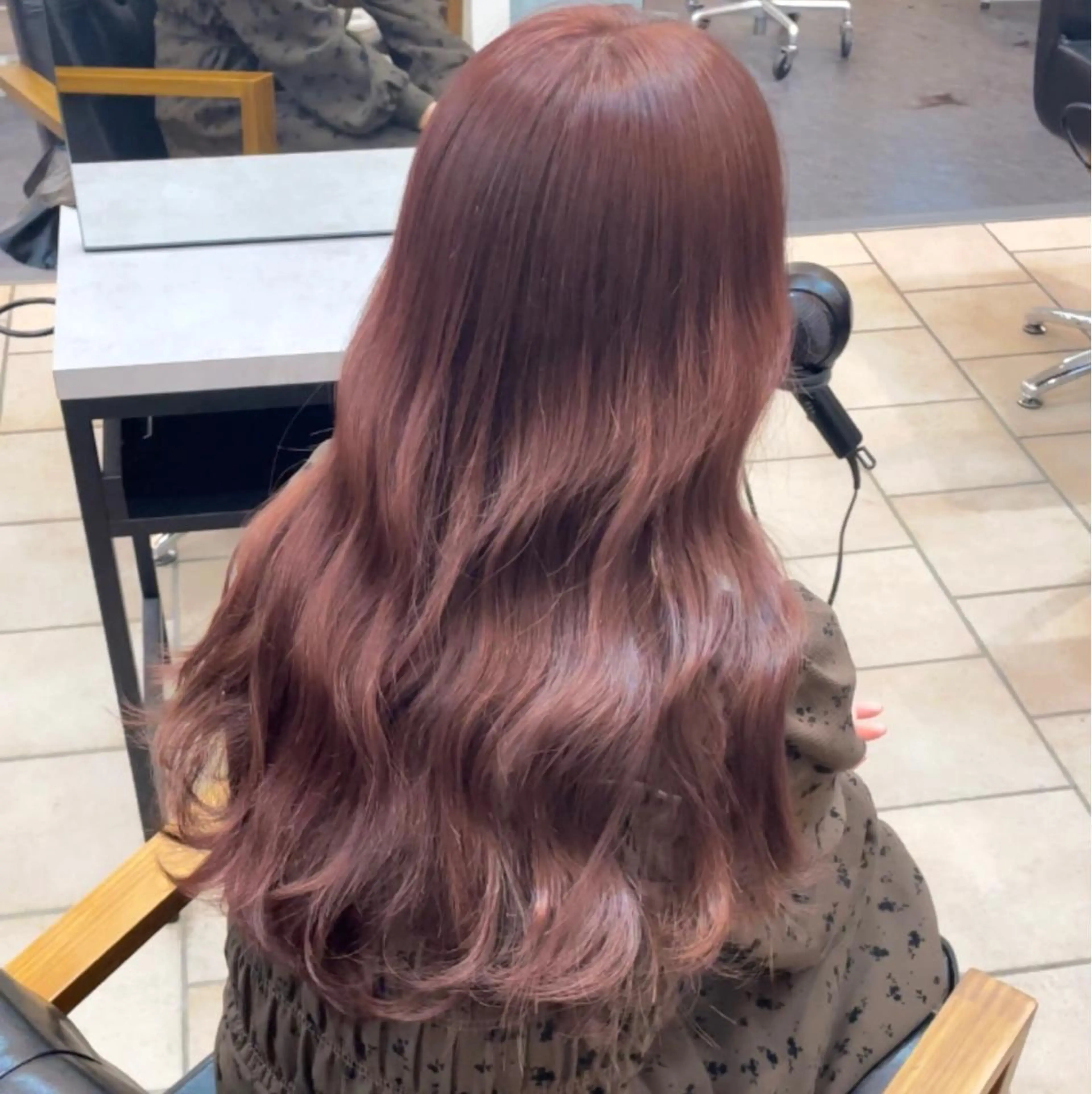 ロング カラー ハイライトカラー ハイライト 髪質改善 トリートメント ブリーチなしピンク 赤井龍斗のヘアスタイル