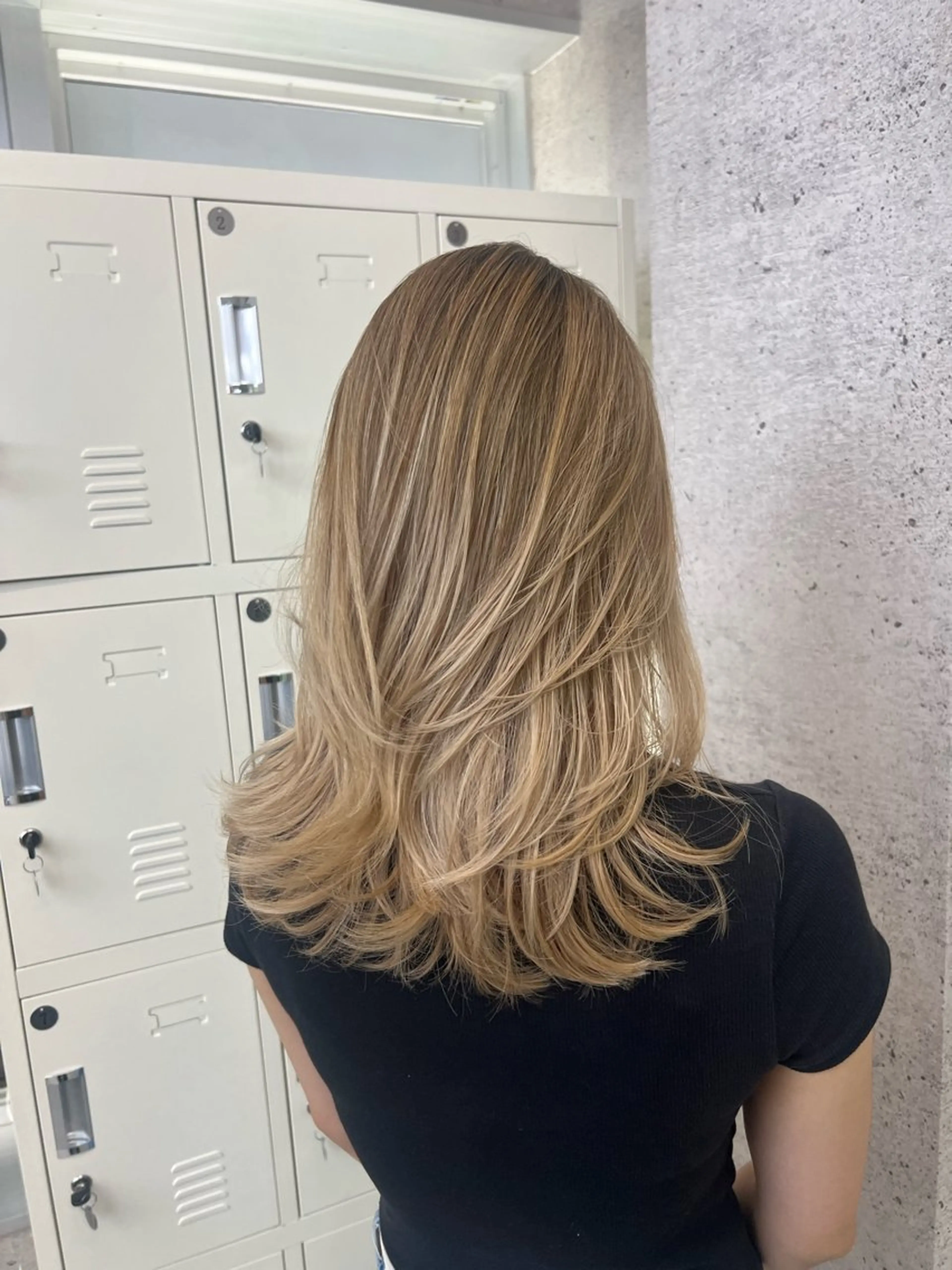 セミロング レイヤーカット アンナ🦋海外ヘア バレイヤージュのヘアスタイル