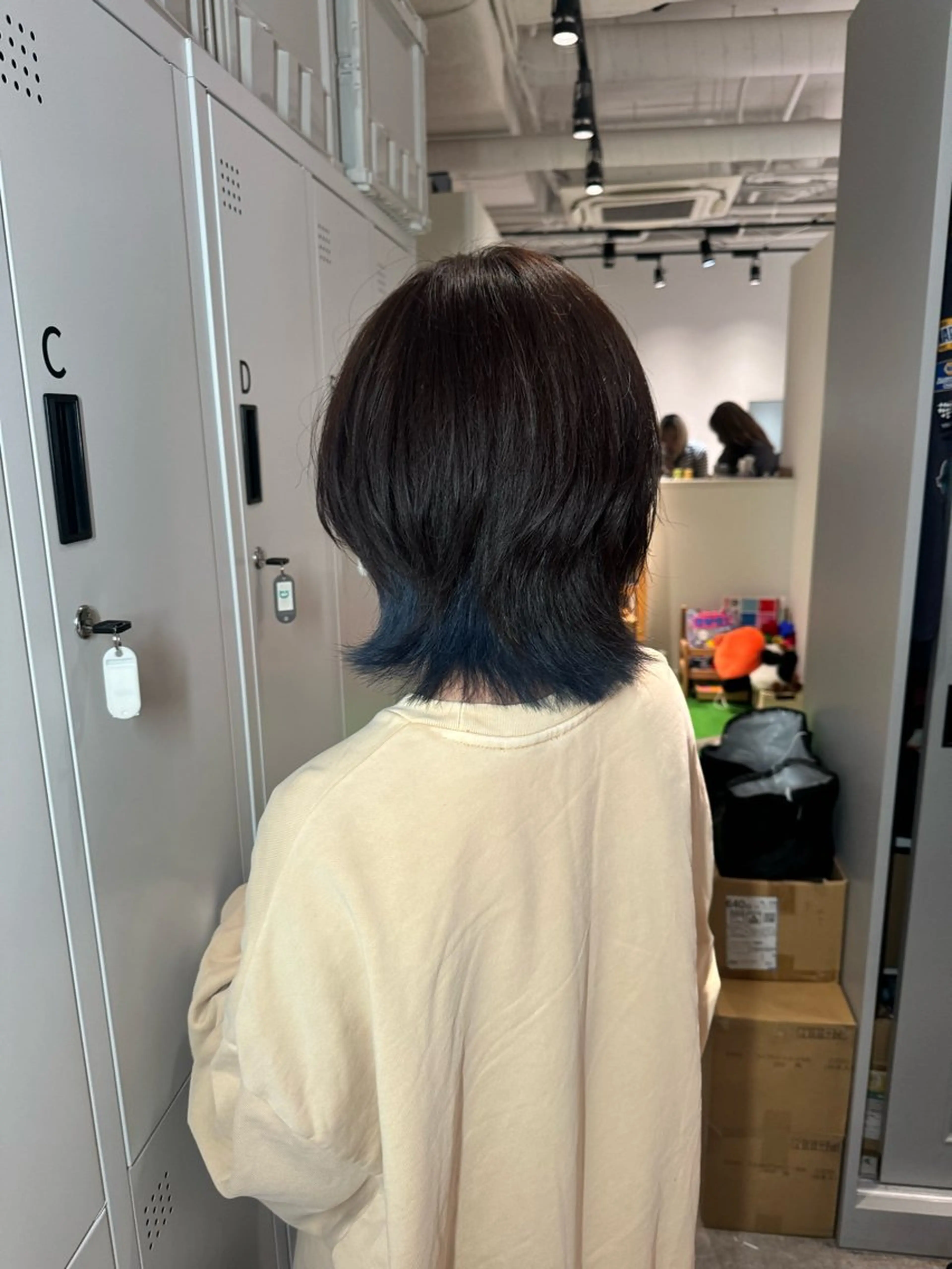 ミディアム カラー ミディアムレイヤー ブルーカラー デザインカラー レイヤーカット ウルフカット カット ヘアカラー オスズ 🎀´-のヘアスタイル