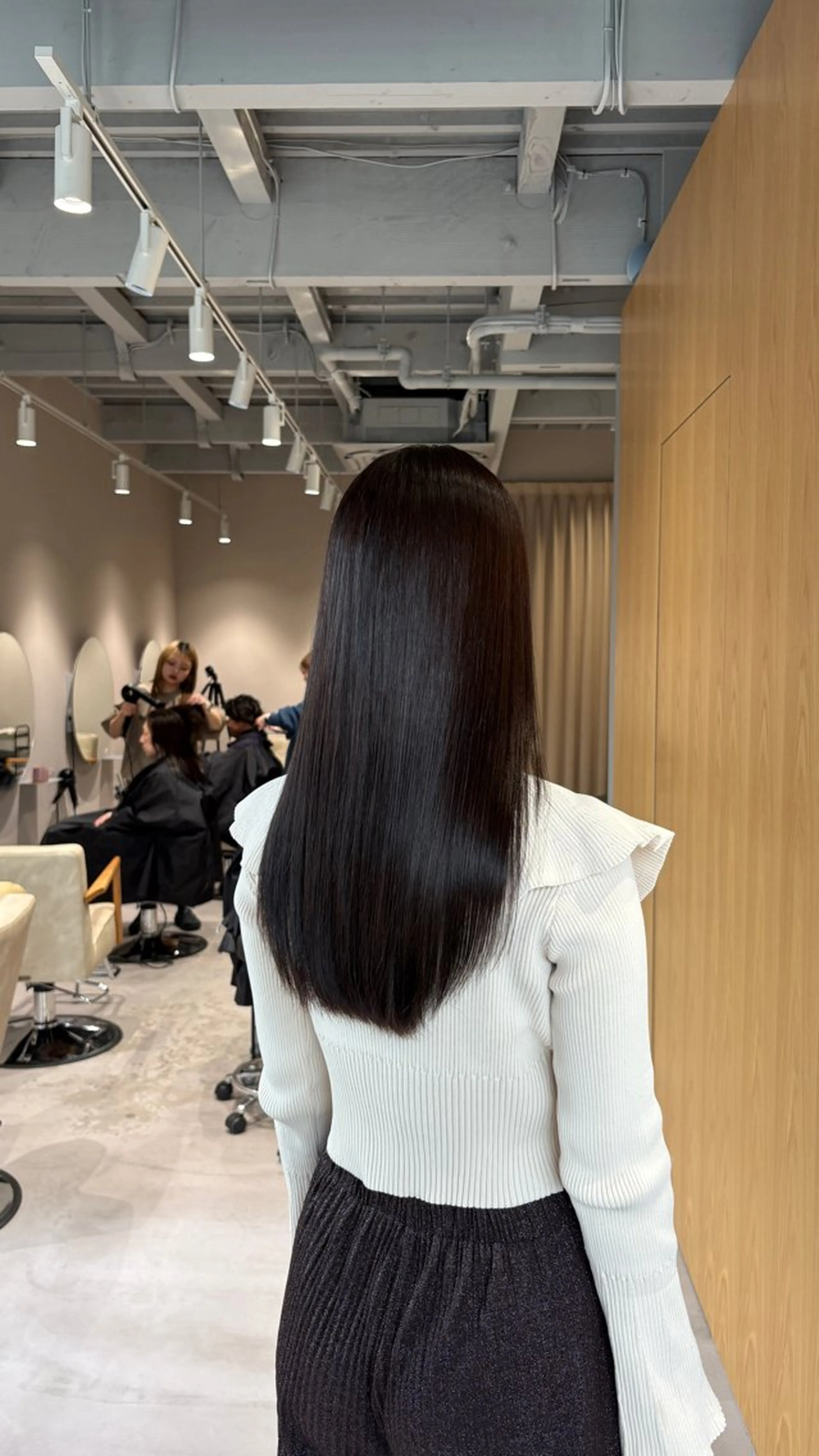 ロング ヘアカラー 井山 葵のヘアスタイル