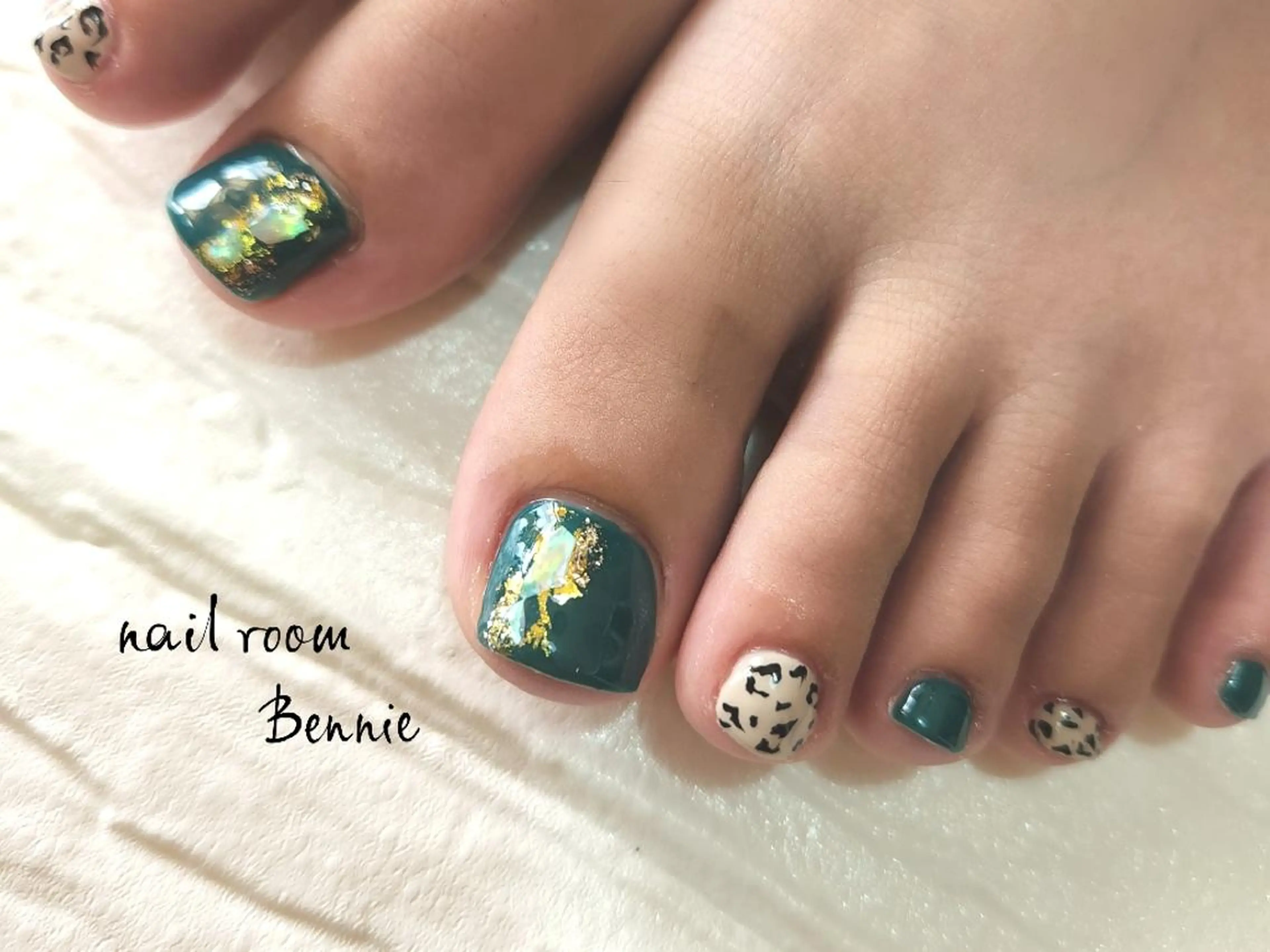 ネイル アニマル柄 グリーン   BENNIEのネイルデザイン