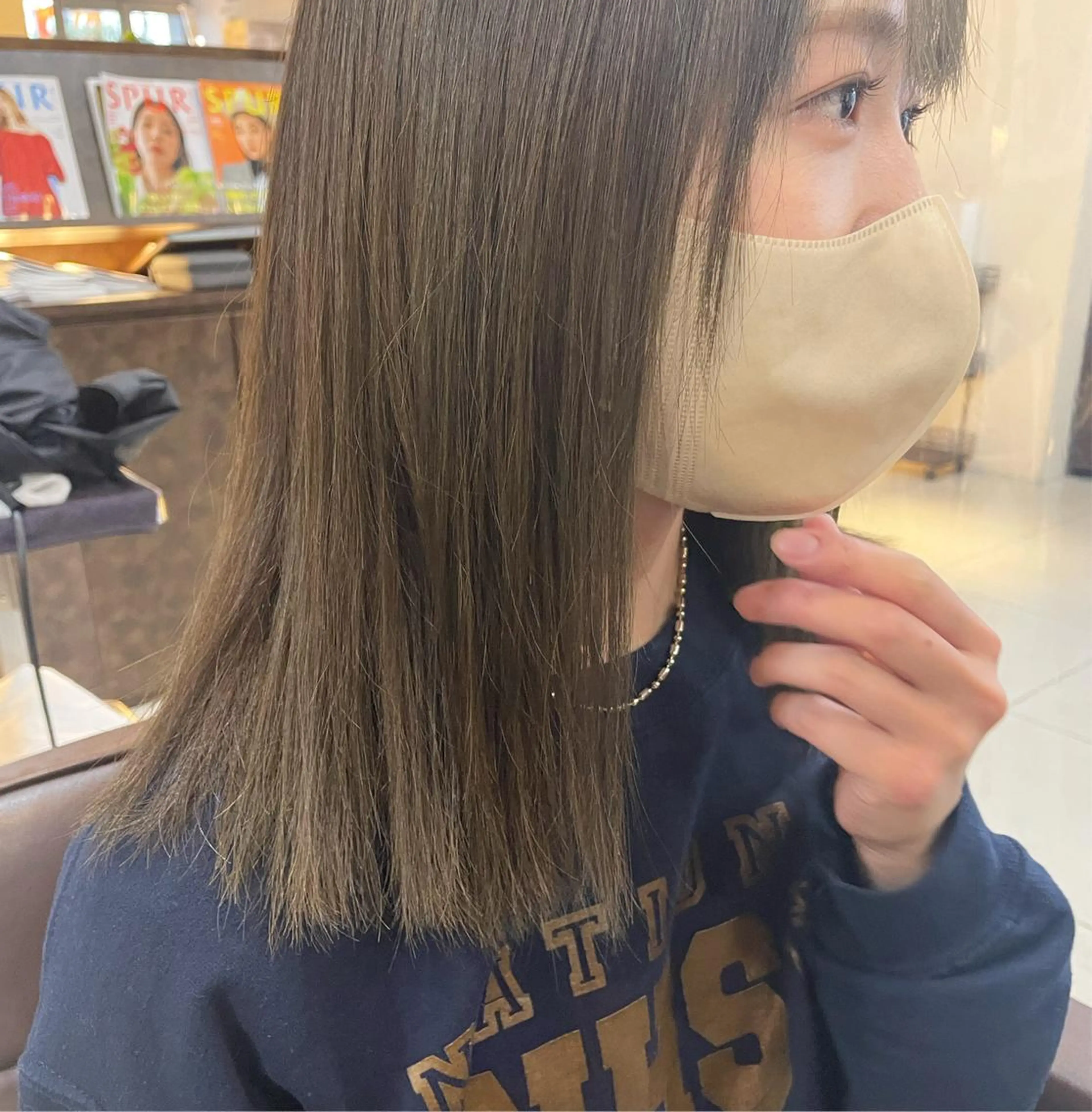 ミディアム カット ヘアカラー レイヤーカット✖️ 柔らかベージュカラーのヘアスタイル