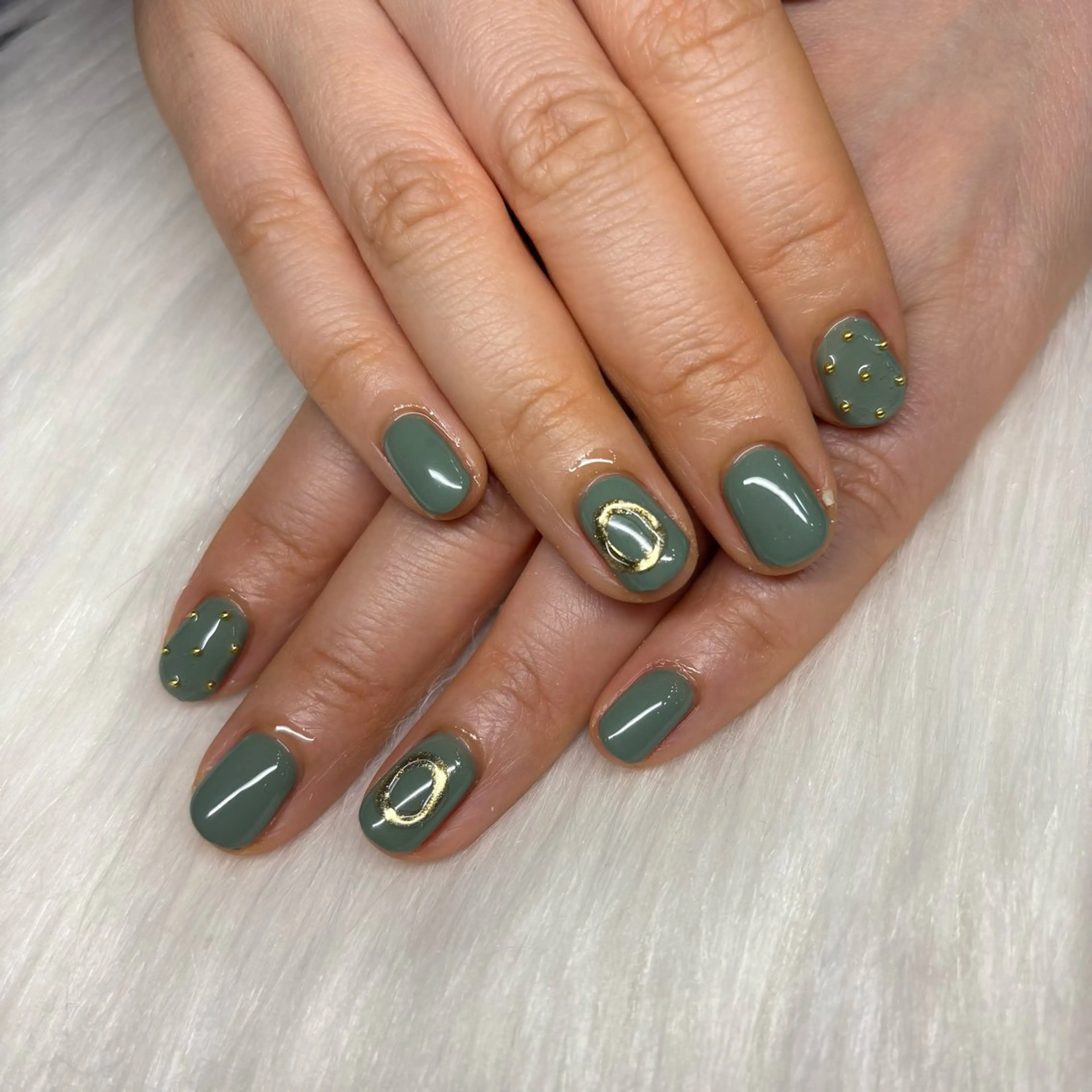 ネイル ゴールド グリーン 春ネイル ハンドネイル はあとねいる五反田 Saeのネイルデザイン