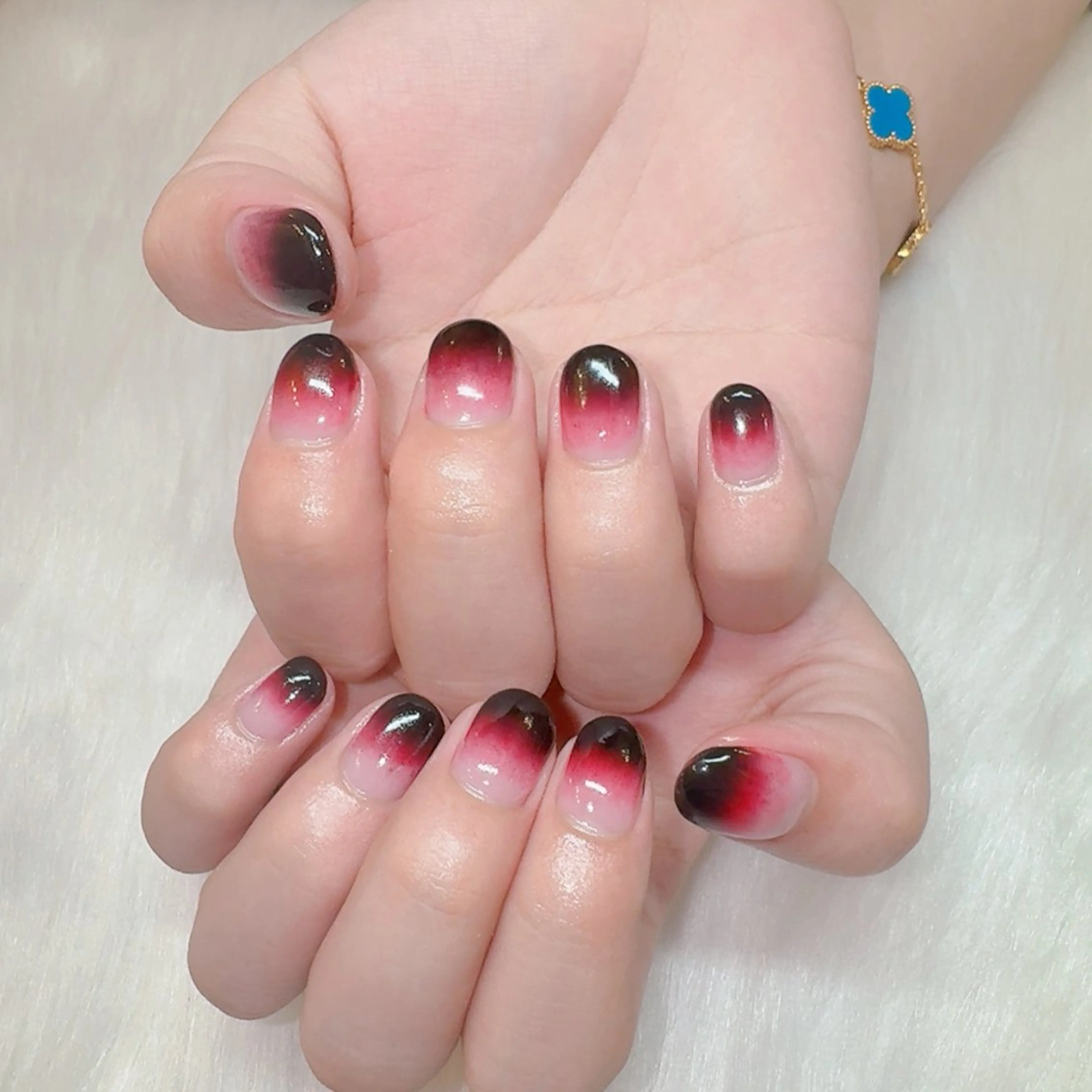 ネイル グラデーション 赤色 シンプルネイル ハンドネイル ラクロレ ニナ🎀 中野駅徒歩5分🐾のネイルデザイン