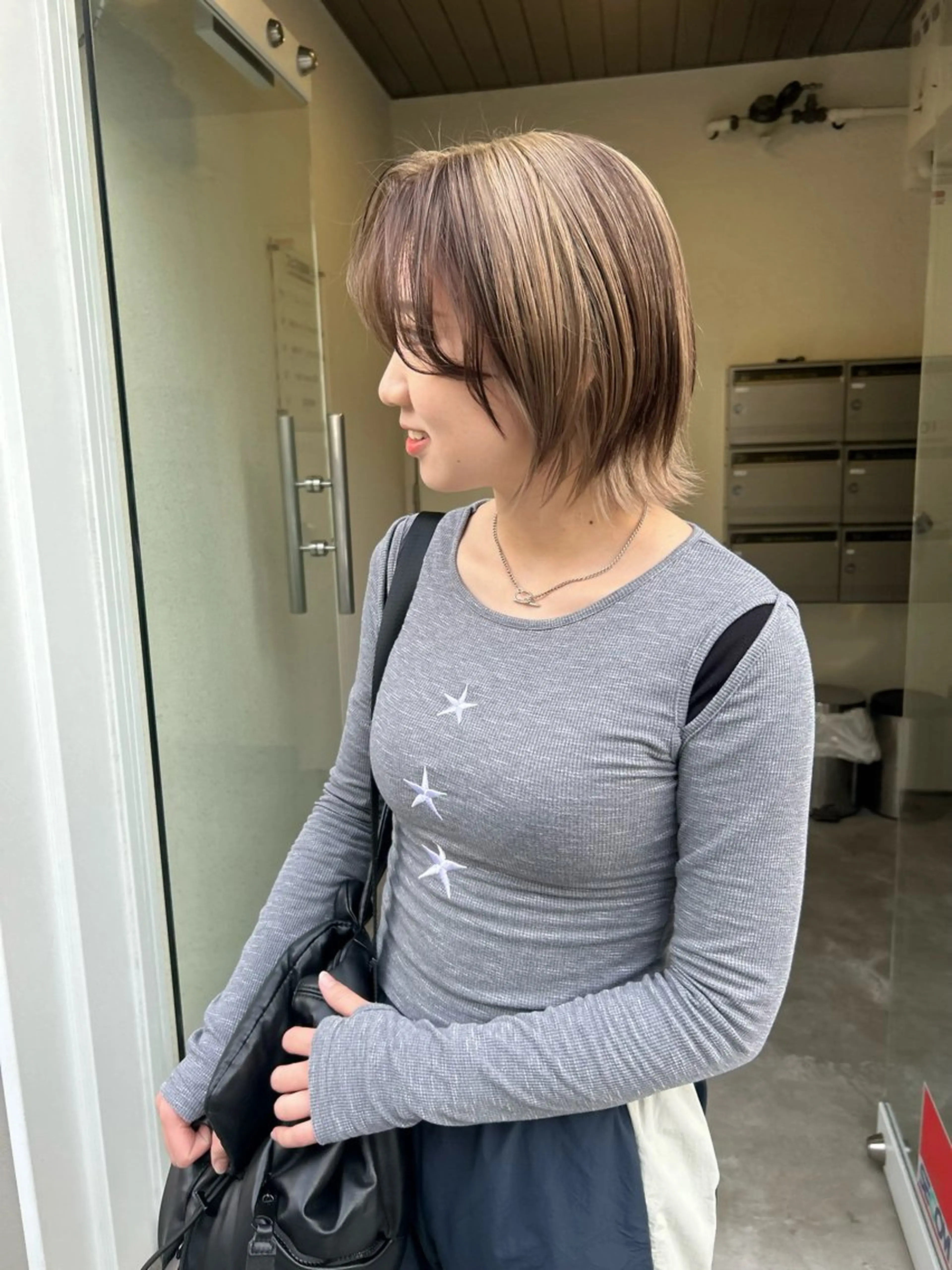 ミディアム 薄暮 マツイ　レンのヘアスタイル