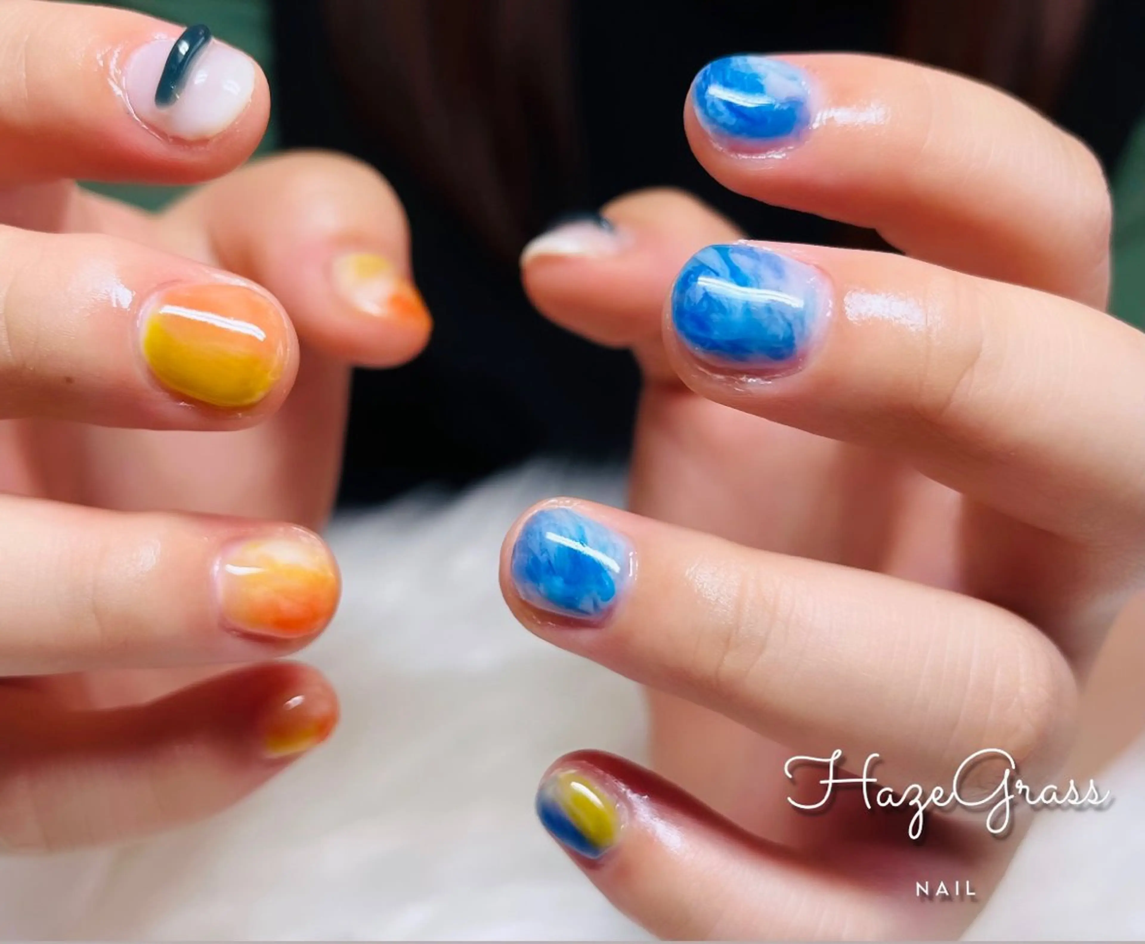 ネイル ブルー ニュアンスネイル オレンジ 黄色 ハンドネイル HazeGrass NAILのネイルデザイン