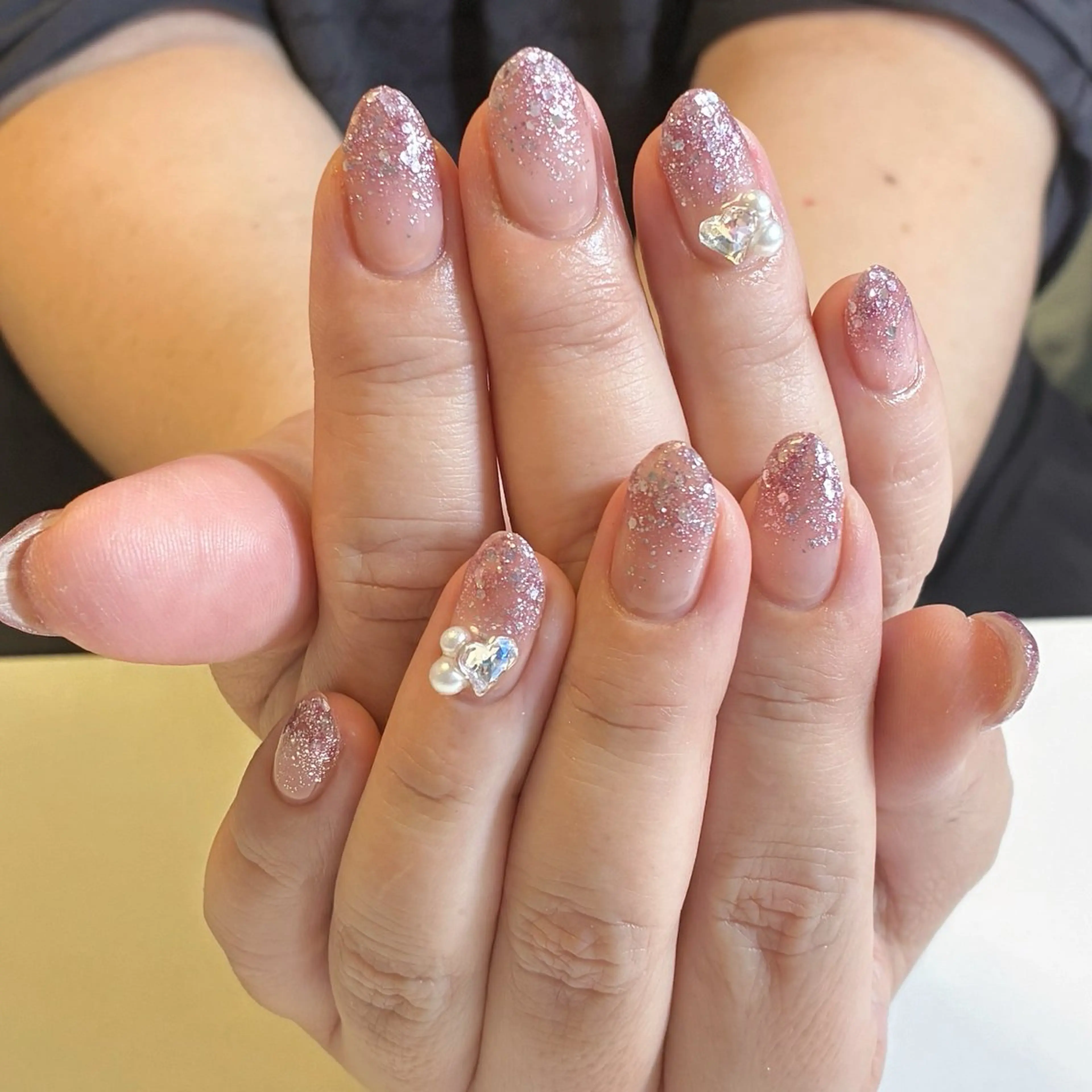 ネイル アートネイル ハート ラメ(グリッター) ラメグラデーション ピンク ハンドネイル ネイルサロン💎 Bibiのネイルデザイン