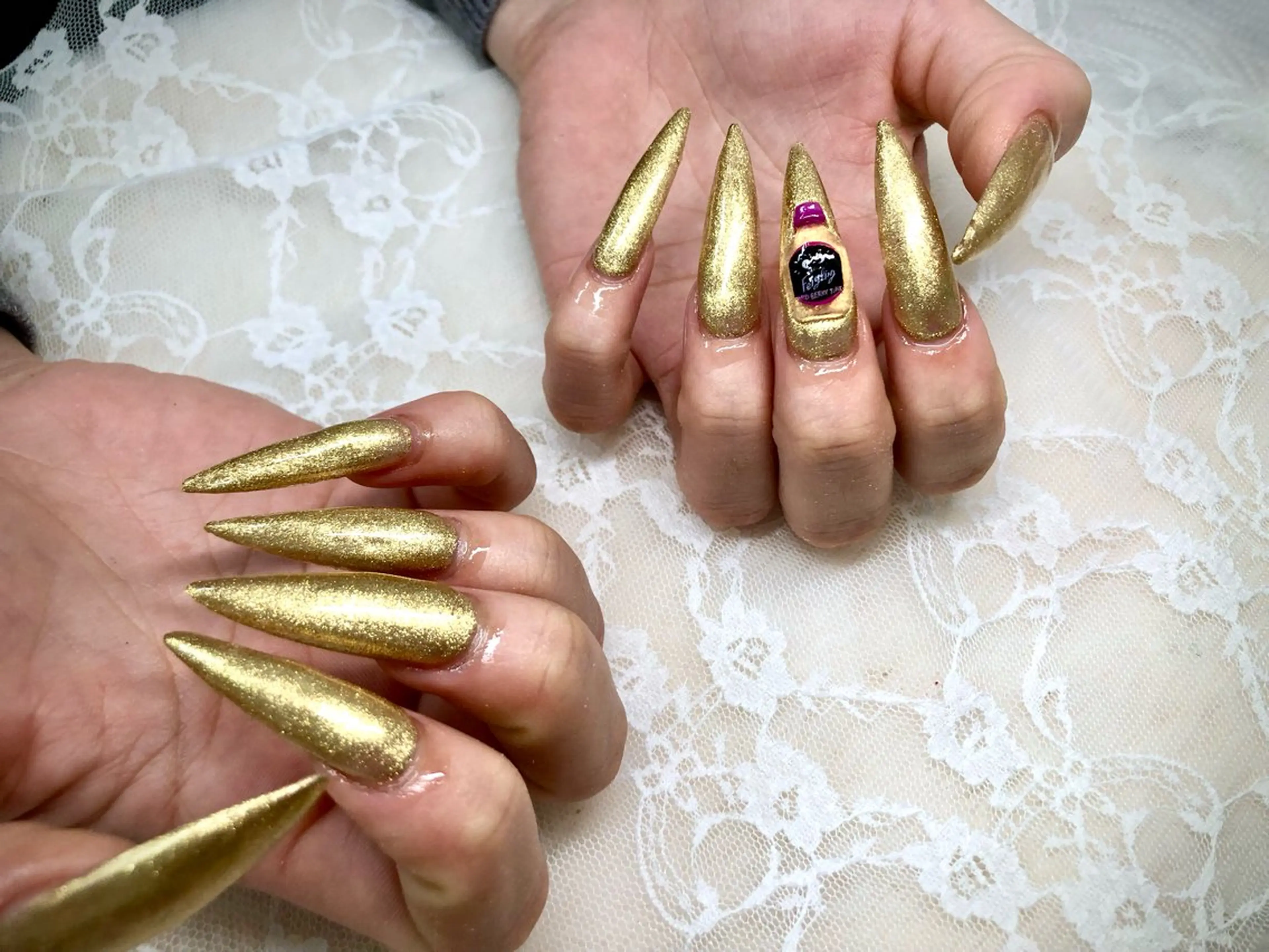 ネイル ゴールド キラキラネイル ロングネイル スーパーロングネイル ハンドネイル ハンドケア Epokku ネイルサロンのネイルデザイン