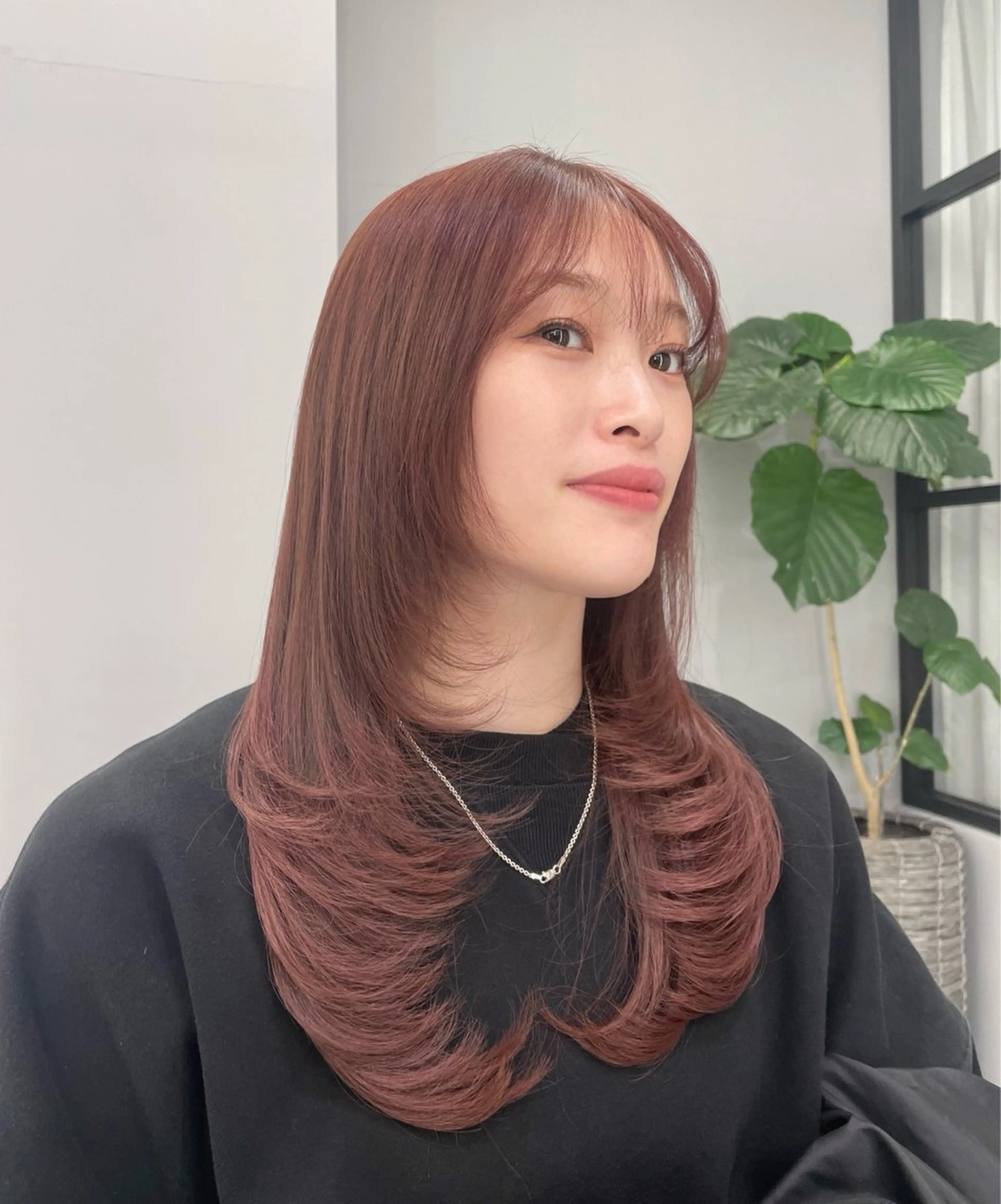 セミロング カラー ピンクカラー レイヤーカット カット ヘアカラー トリートメント 菜々🫧新宿 透明感ケアブリーチのヘアスタイル