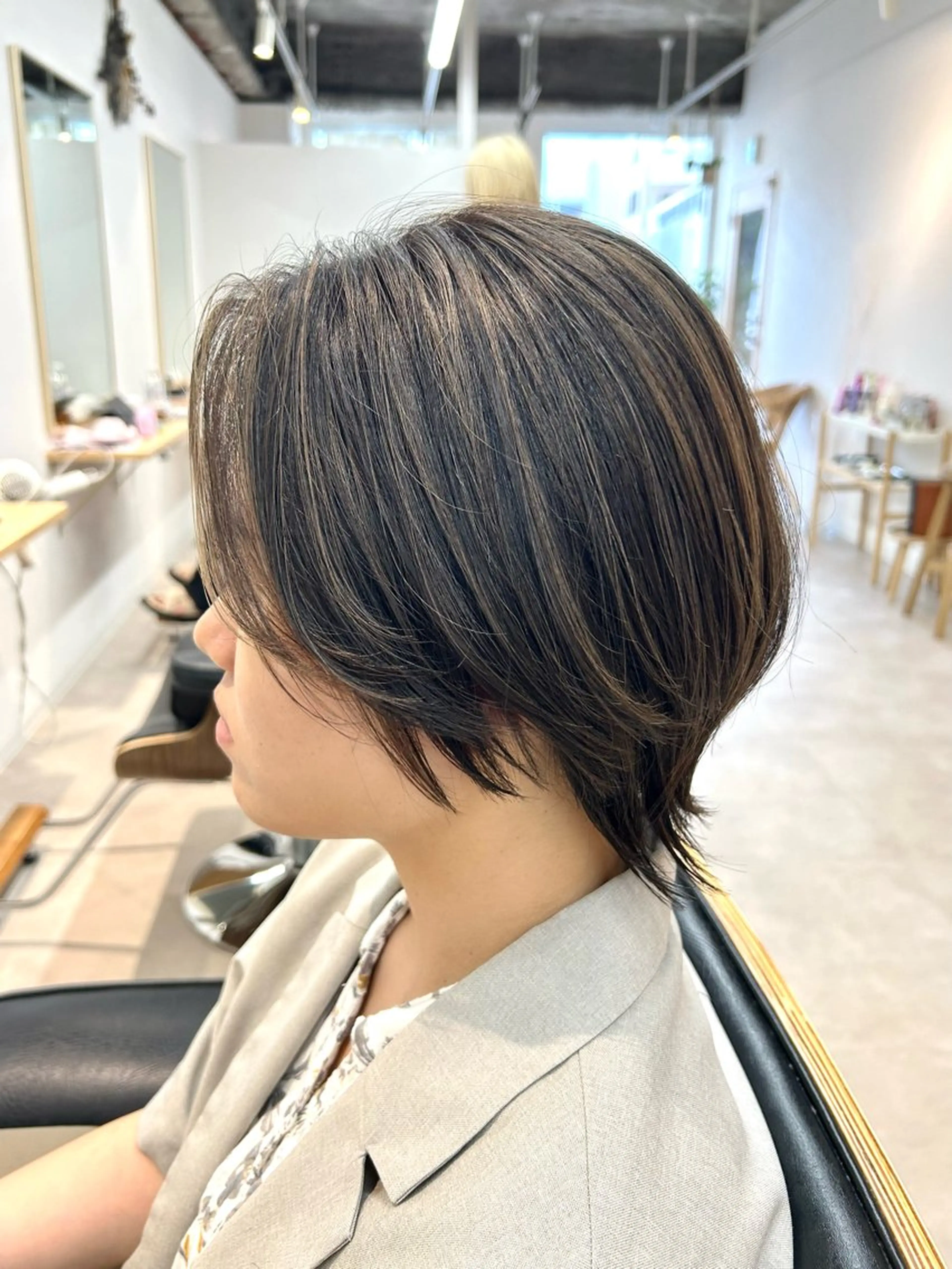 ショート カラー ハイライトカラー ハイライト ショートヘア ウルフカット カット ヘアカラー トリートメント 艶カラー/レイヤー/ ハイトーン/まなみのヘアスタイル