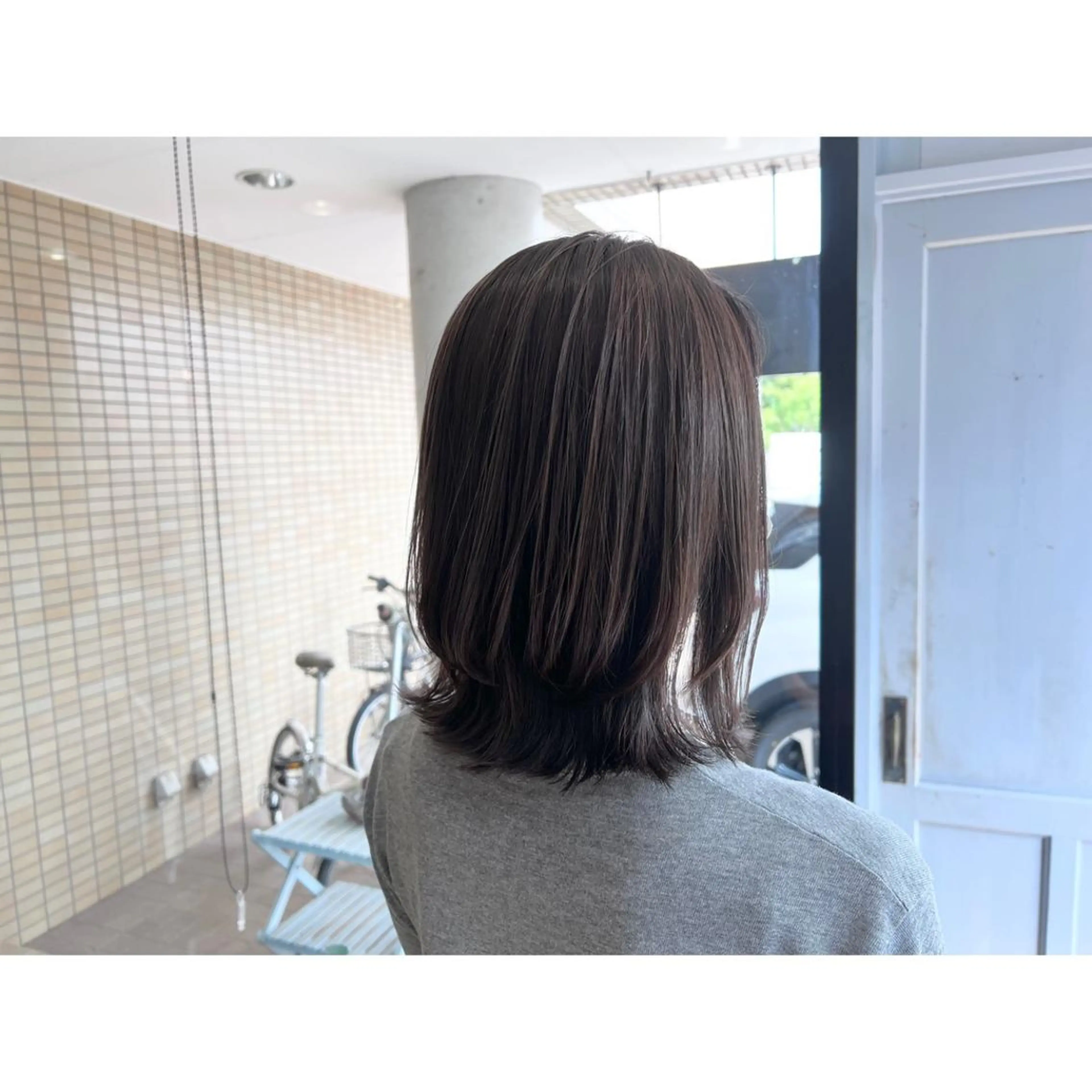 ミディアム カラー グレージュ ヘアカラー トリートメント ツキダテ ユイのヘアスタイル