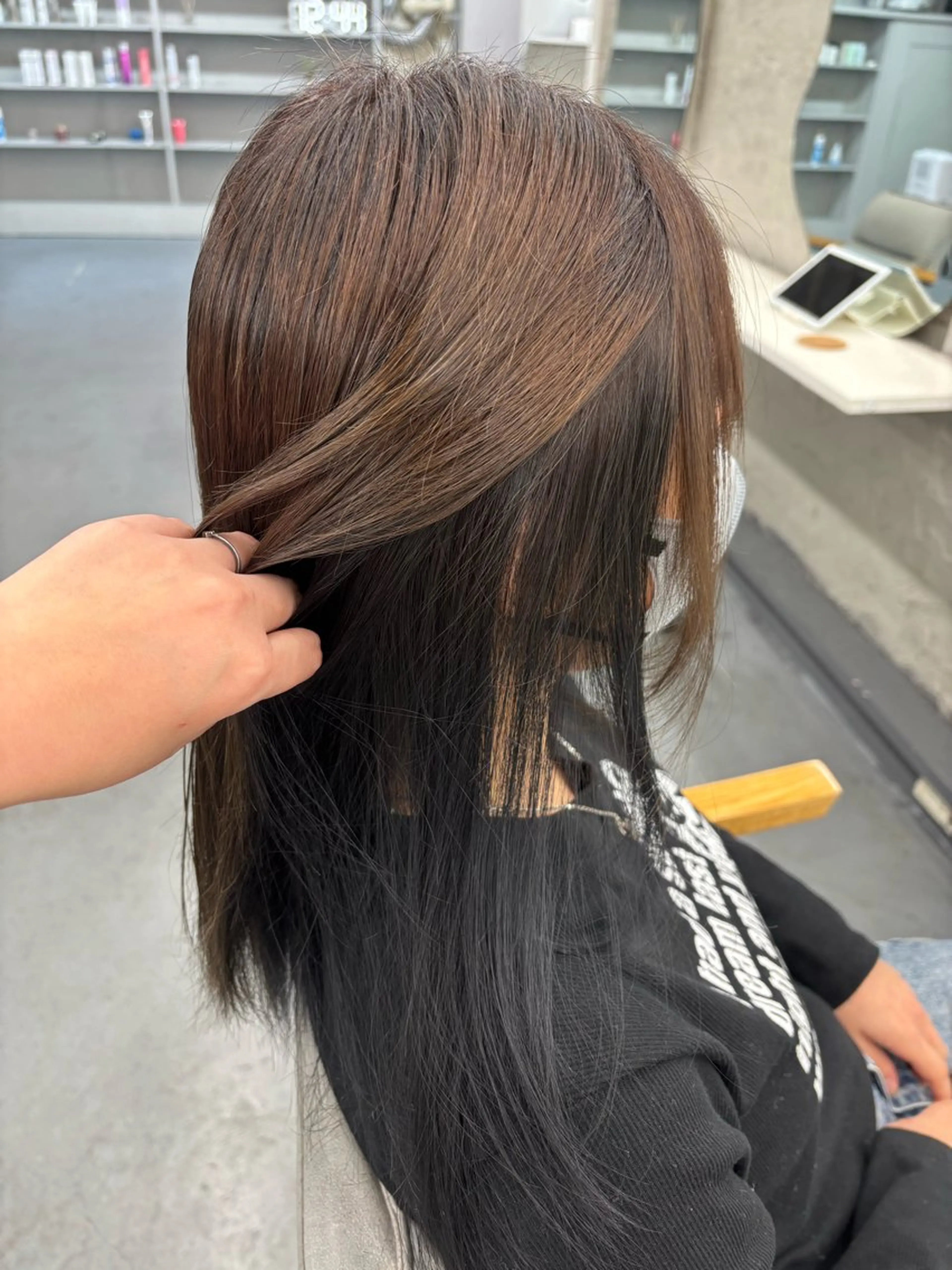 セミロング 腰越 麻奈のヘアスタイル