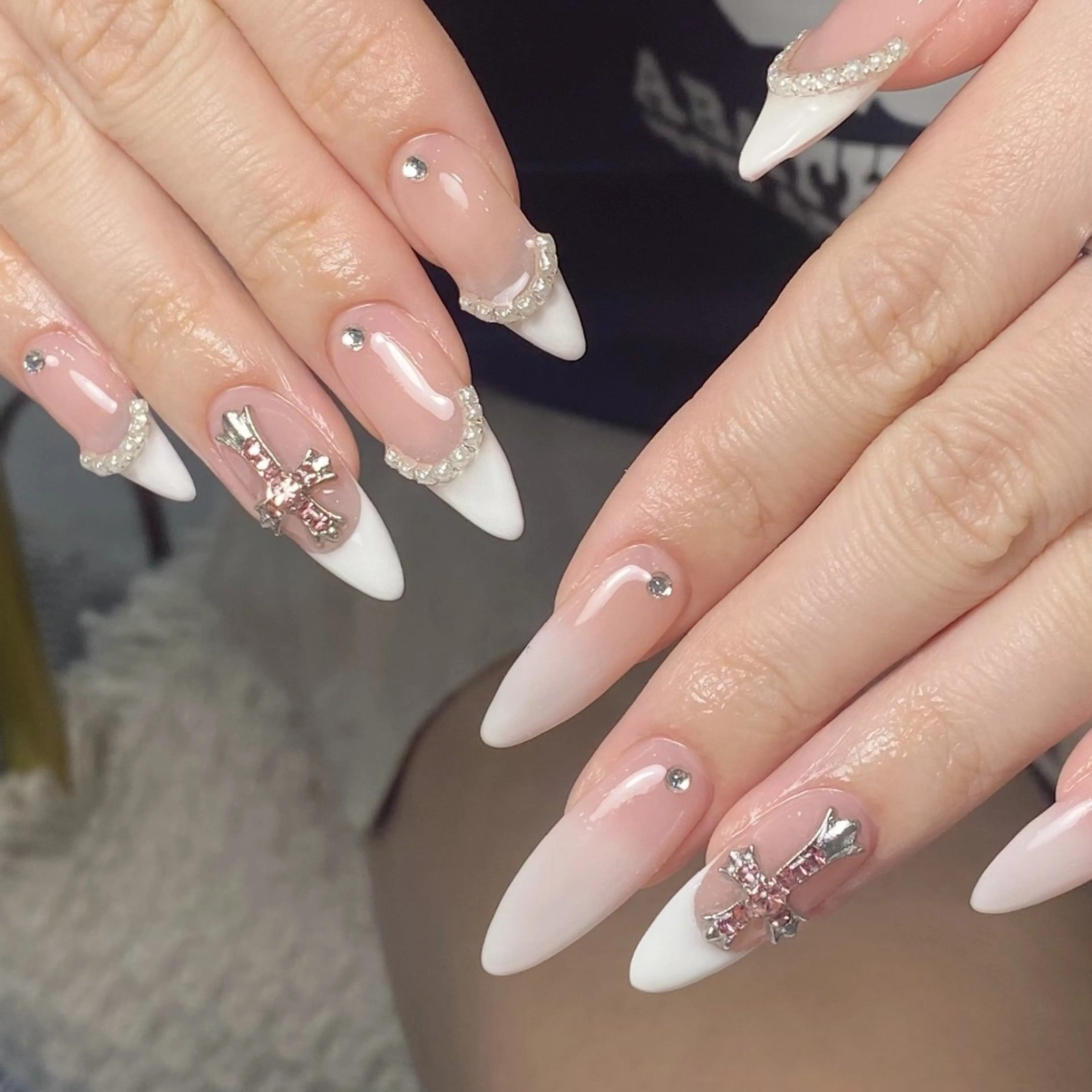 ネイル チークネイル フレンチネイル ジェルネイル ガーリー キラキラネイル ハンドネイル UM Nail Salonのネイルデザイン