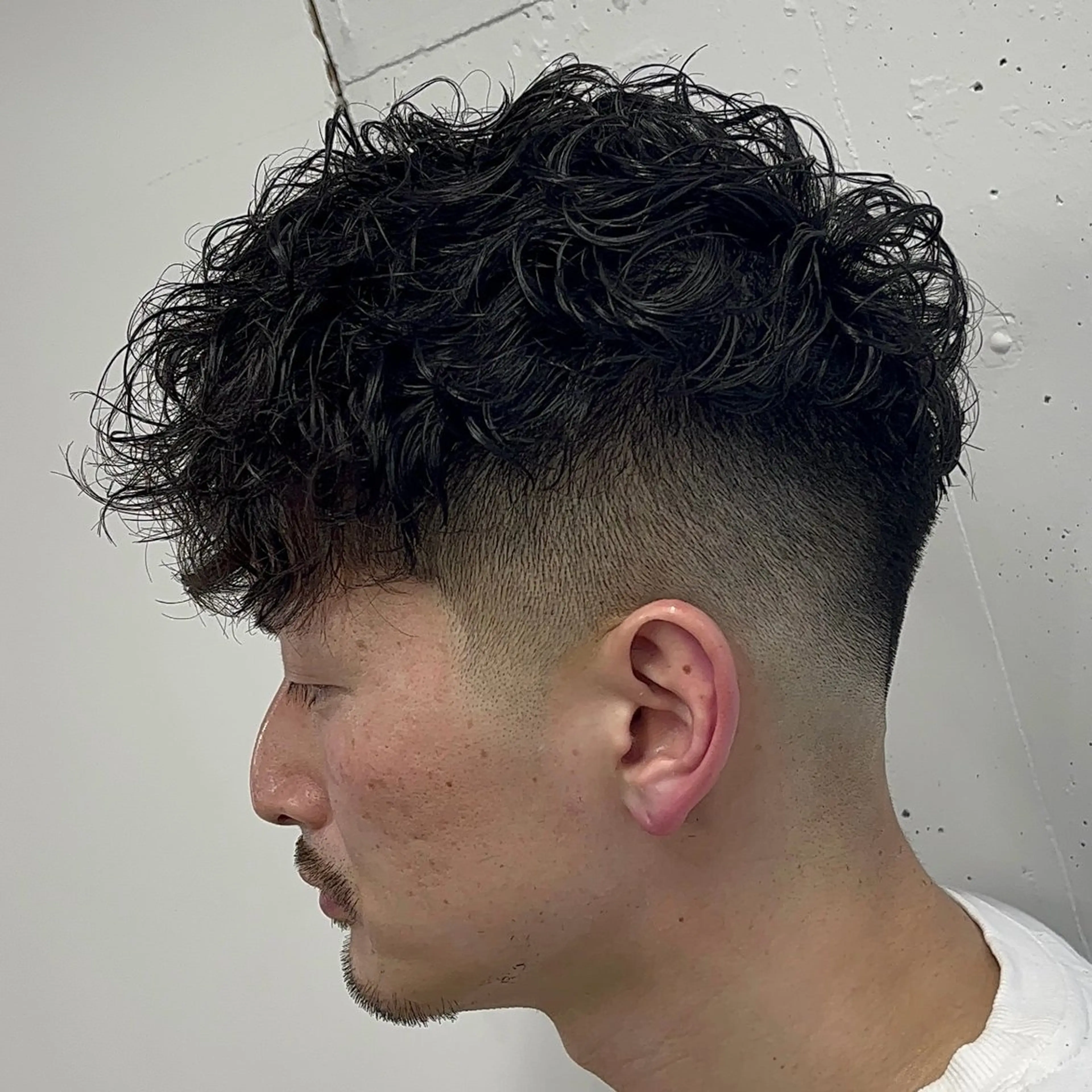 ミディアム パーマ メンズ ミディアムパーマ フェードカット メンズパーマ スキンフェード スペインカール カット パーマ 立川/メンズパーマ 厚進太郎のヘアスタイル