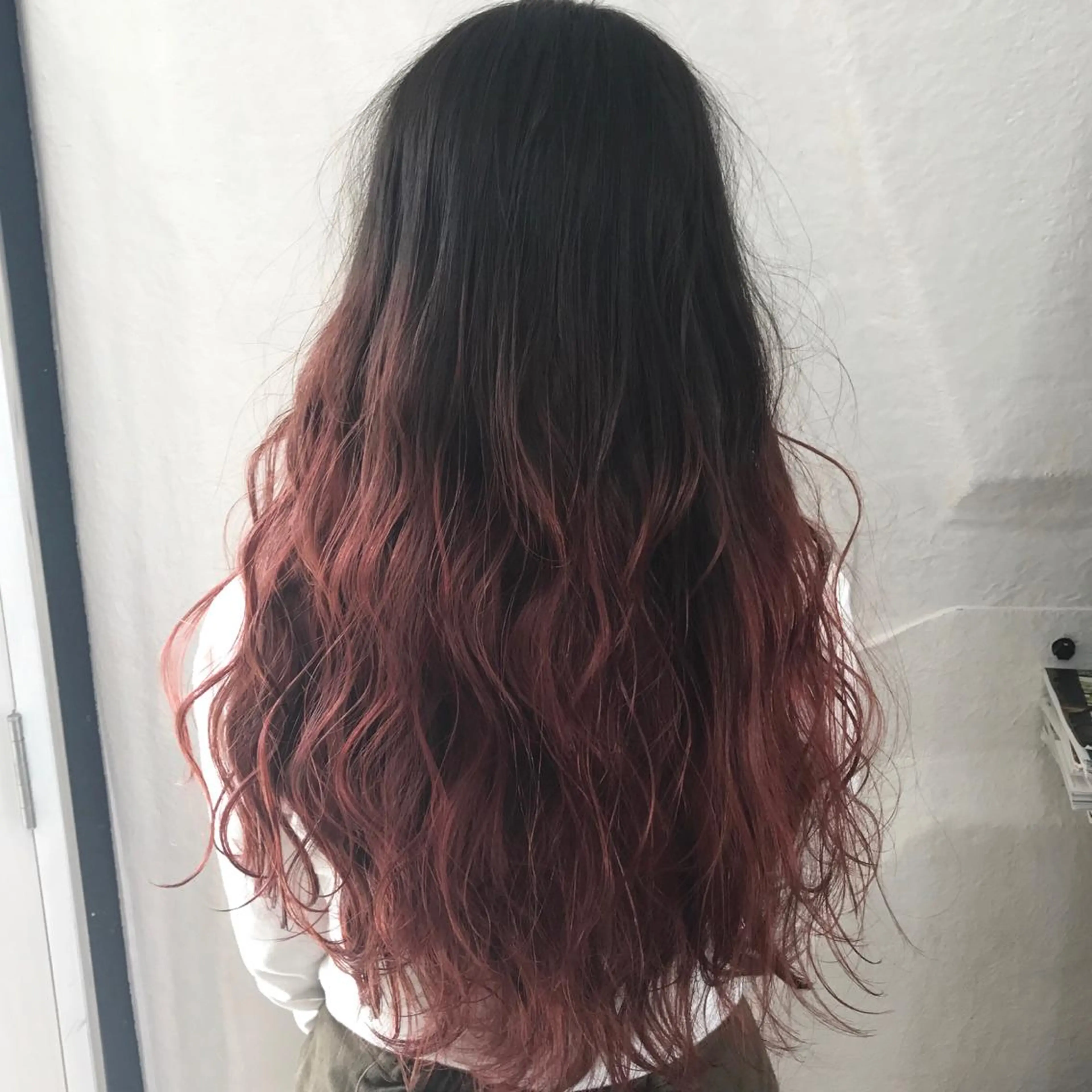 ロング カラー ブリーチ グラデーションカラー レッドカラー K-POP好き美容師 🇰🇷Kai.Yのヘアスタイル