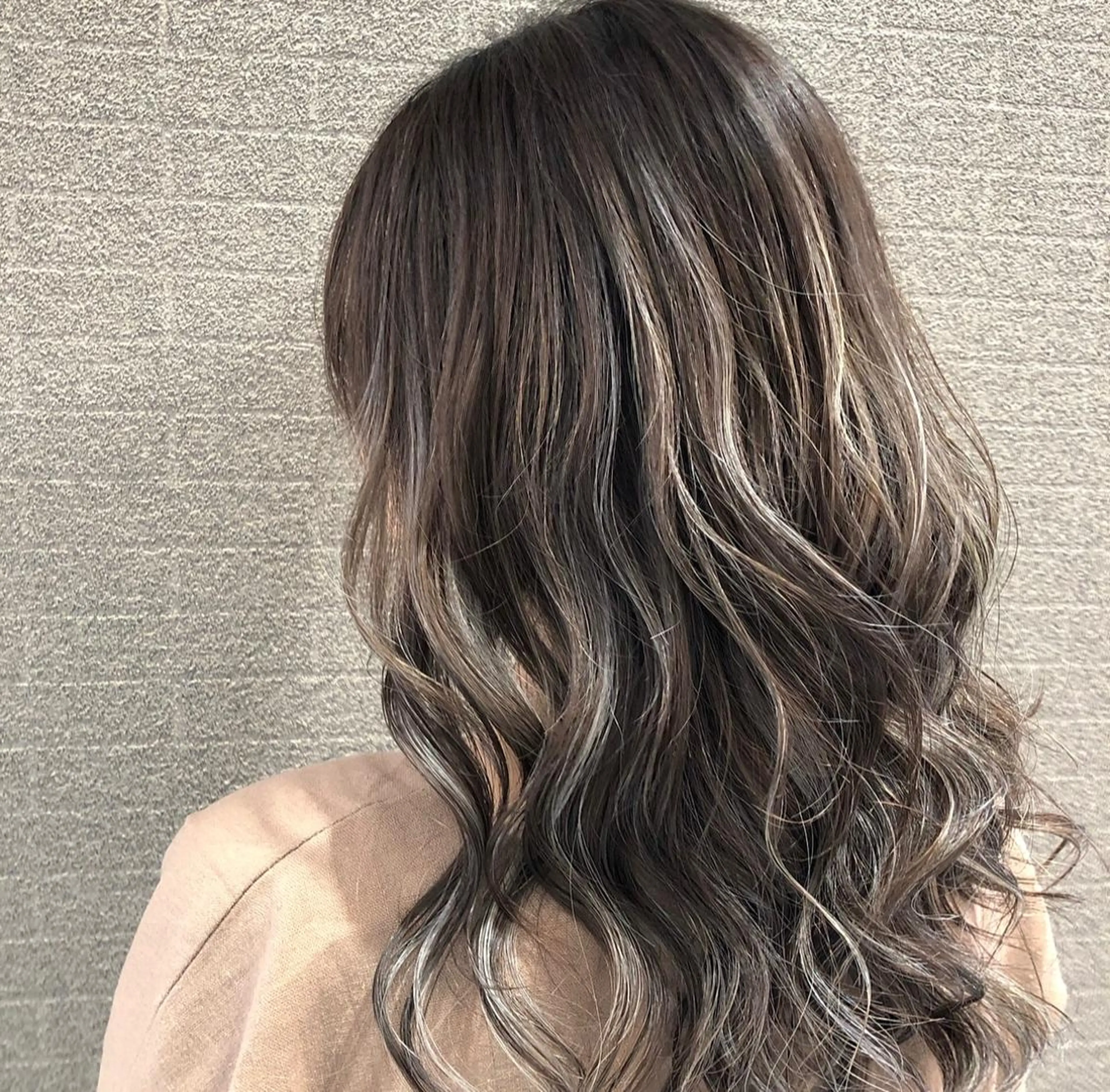 ミディアム カラー ヘアアレンジ バレイヤージュ デザインカラー ハイライトカラー ハイライト レイヤーカット アンドウ ユウ/ レイヤーカット/韓国のヘアスタイル