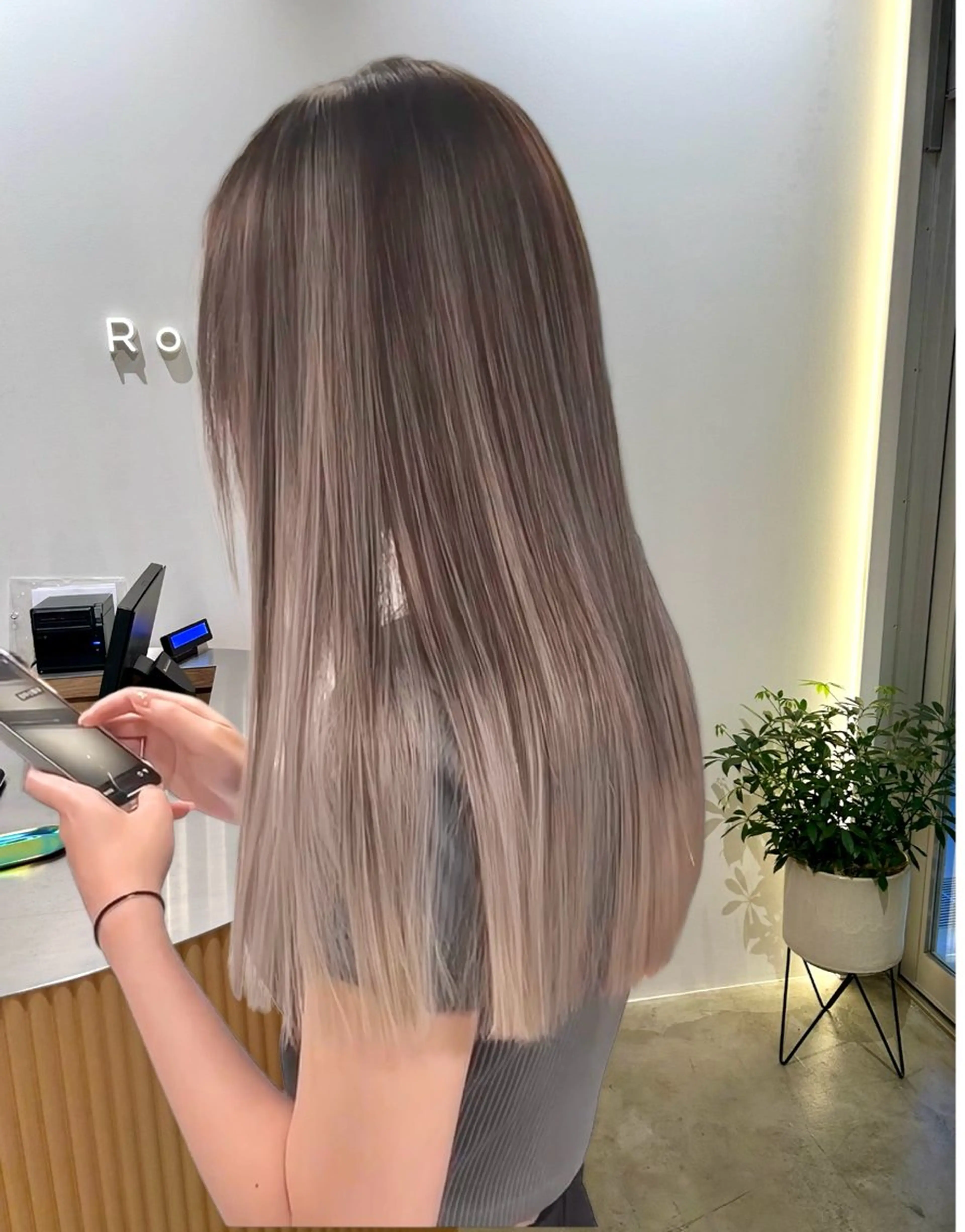 セミロング カラー バレイヤージュ ハイライトカラー ハイライト レイヤーカット ヘアカラー トリートメント ケア剤オタク×海外 ヘア長谷川裕起のヘアスタイル