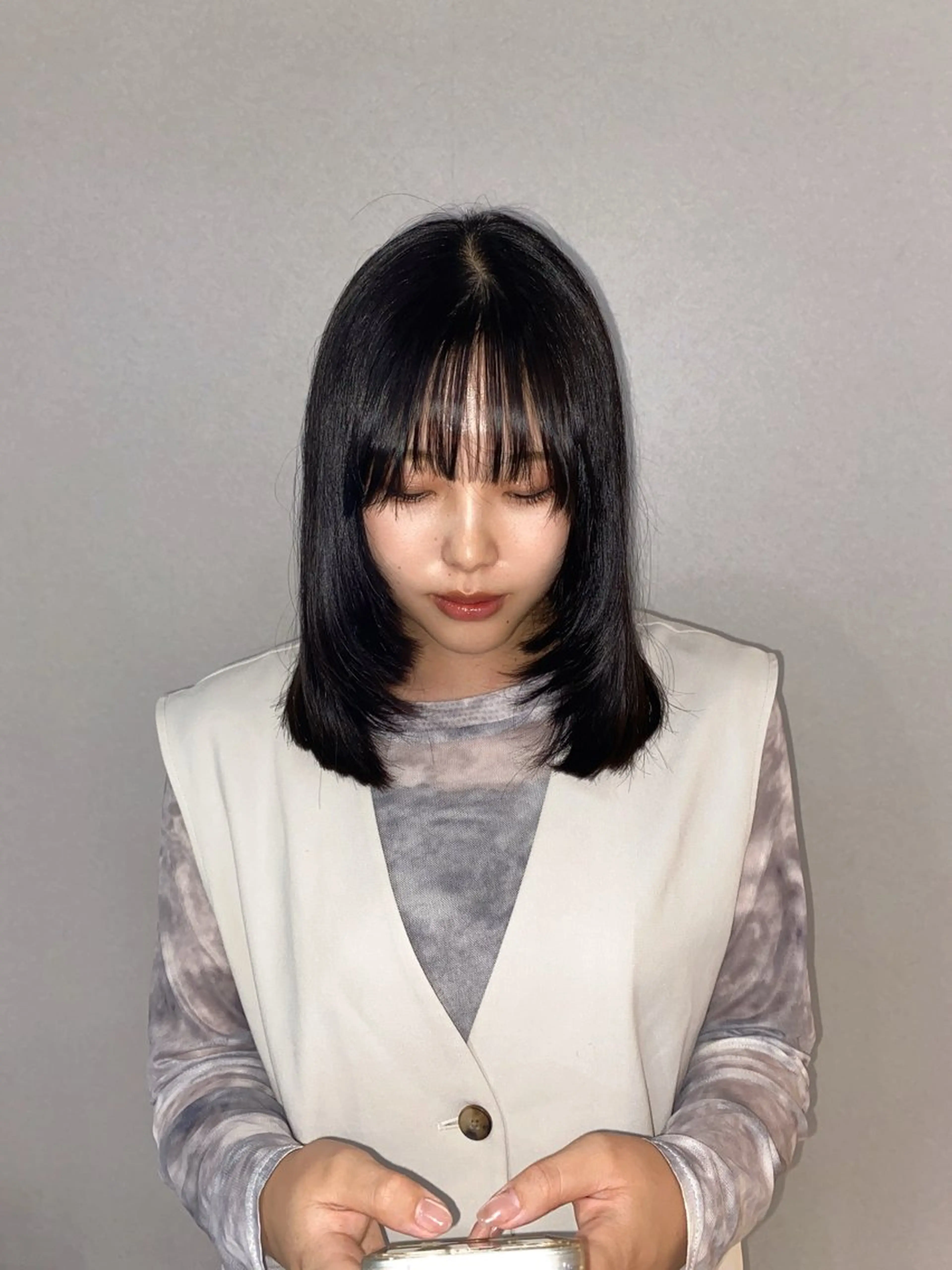 ミディアム カラー 透明感カラー ダークグレー レイヤーカット 似合わせカット ハナダ メイのヘアスタイル