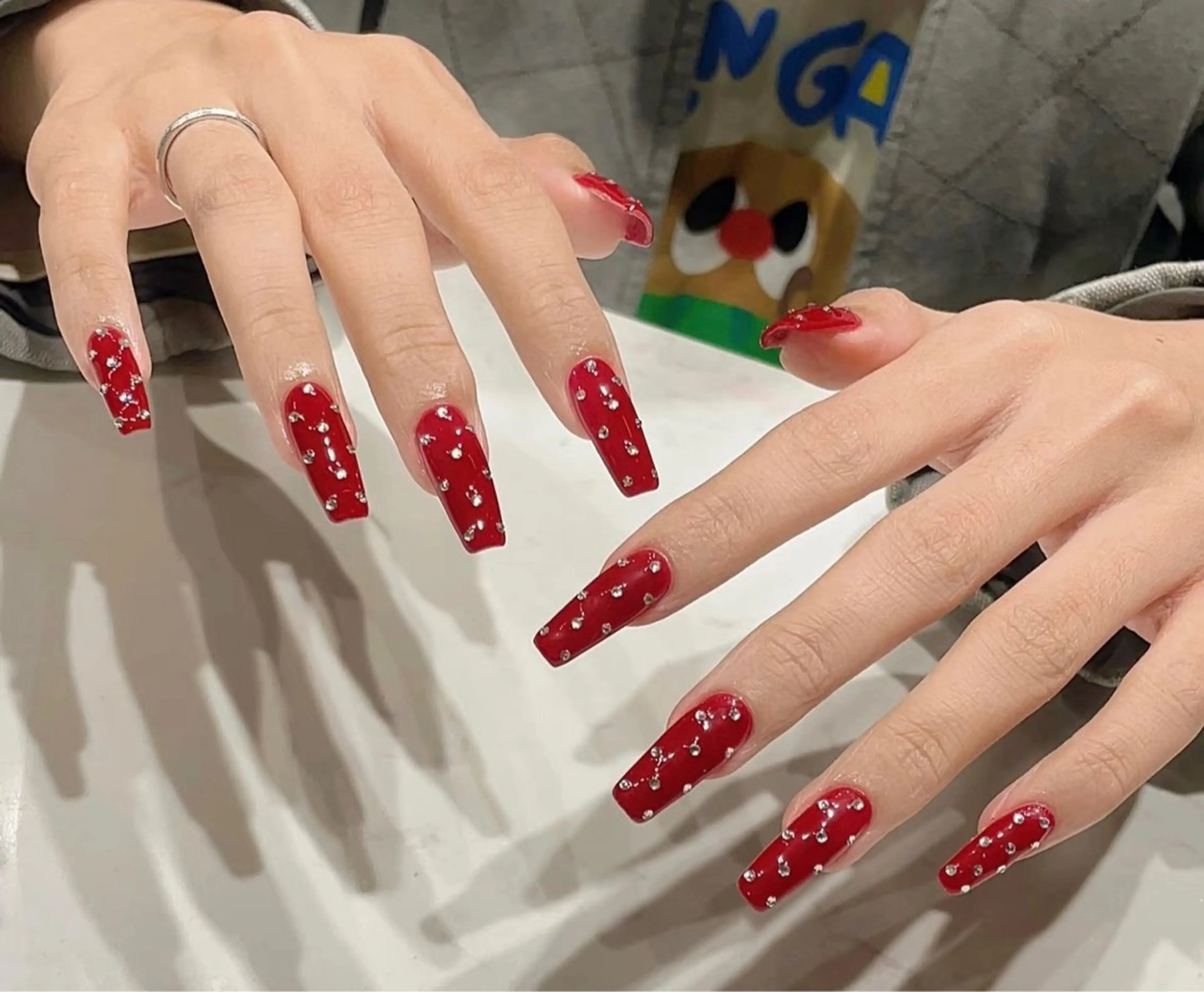 ネイル マグネットネイル ピンク ネイルチップ 冬ネイル クリスマス ハンドネイル Lee Nailsのネイルデザイン