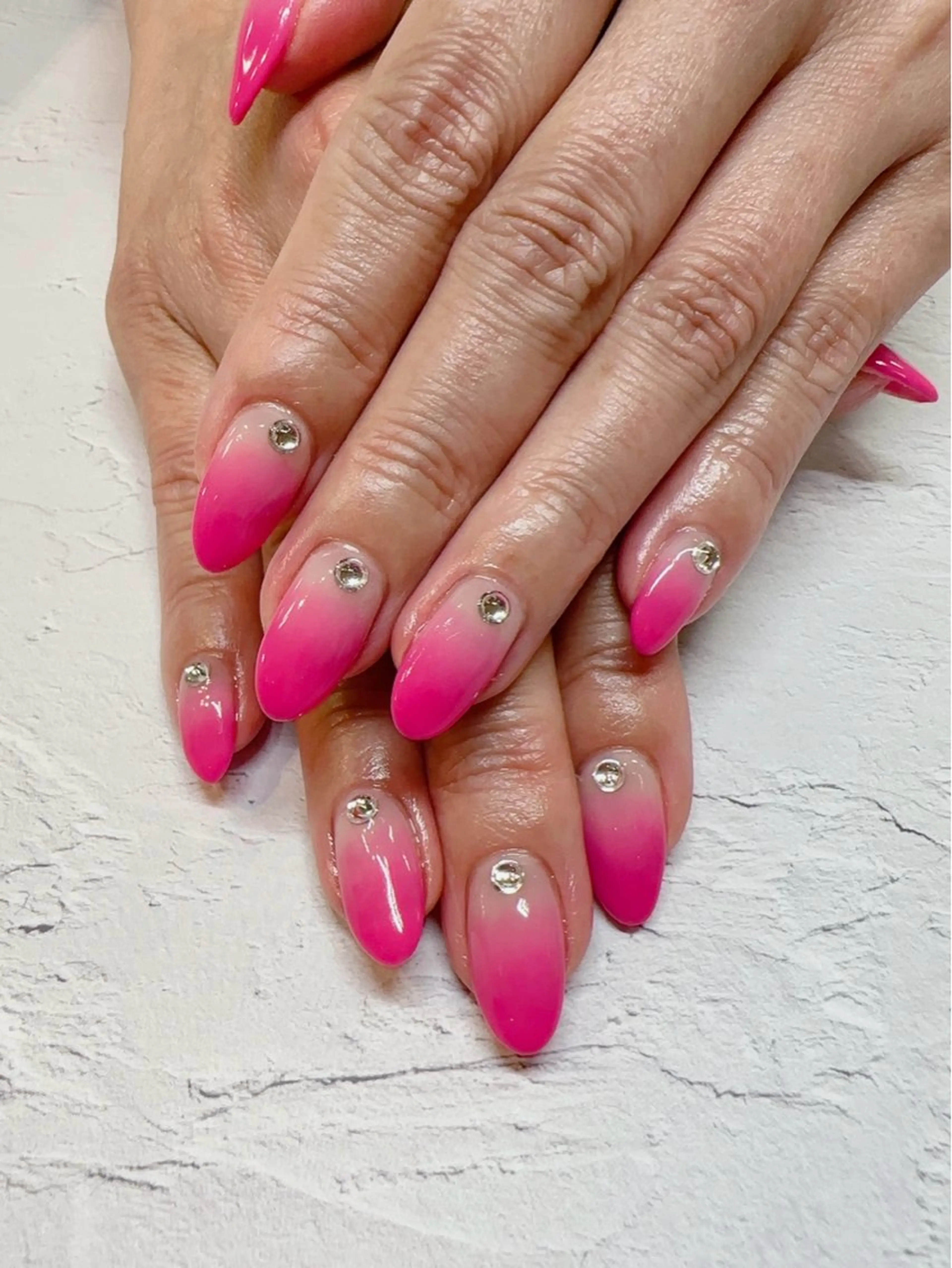 ネイル グラデーション ストーンネイル ハンドネイル nailist SATO【銀座】のネイルデザイン