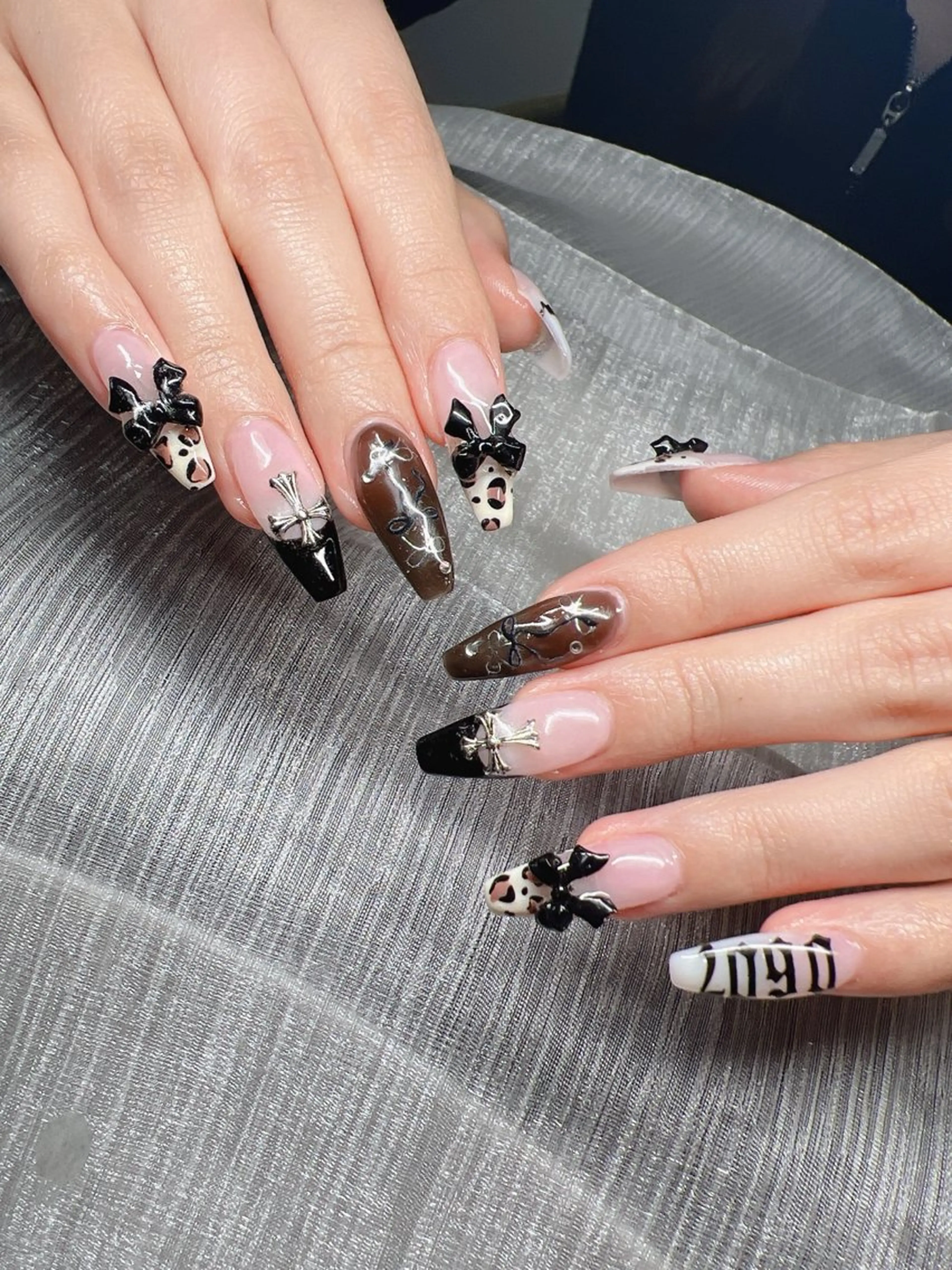 ネイル 長さ出し グラデーション 卒業式 キラキラネイル マグネットネイル Lee Nailsのネイルデザイン