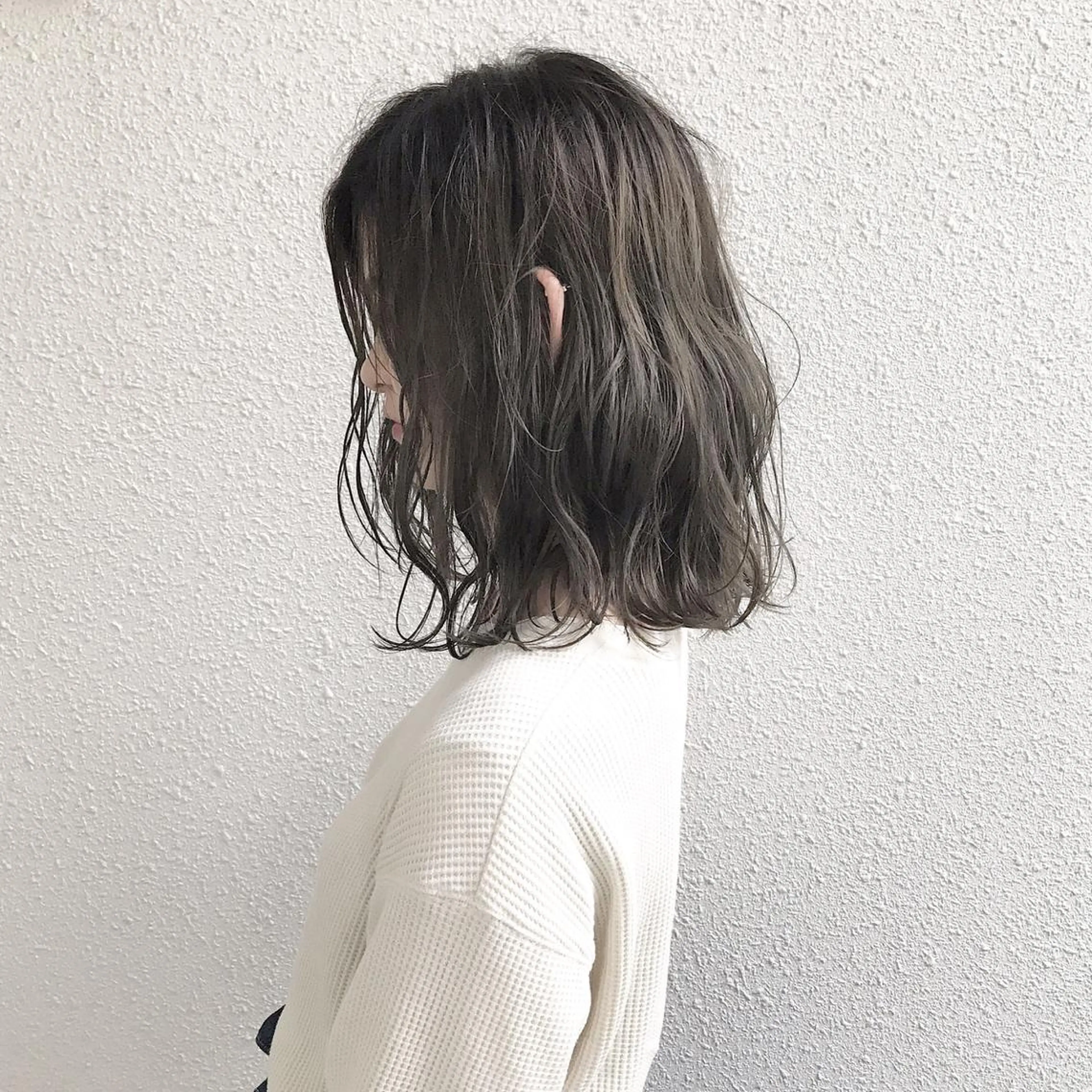 ミディアム カラー アッシュ ベージュカラー ブリーチ ダークアッシュ カット ヘアカラー トリートメント CHERIEブリーチ ダブルカラー　天神のヘアスタイル