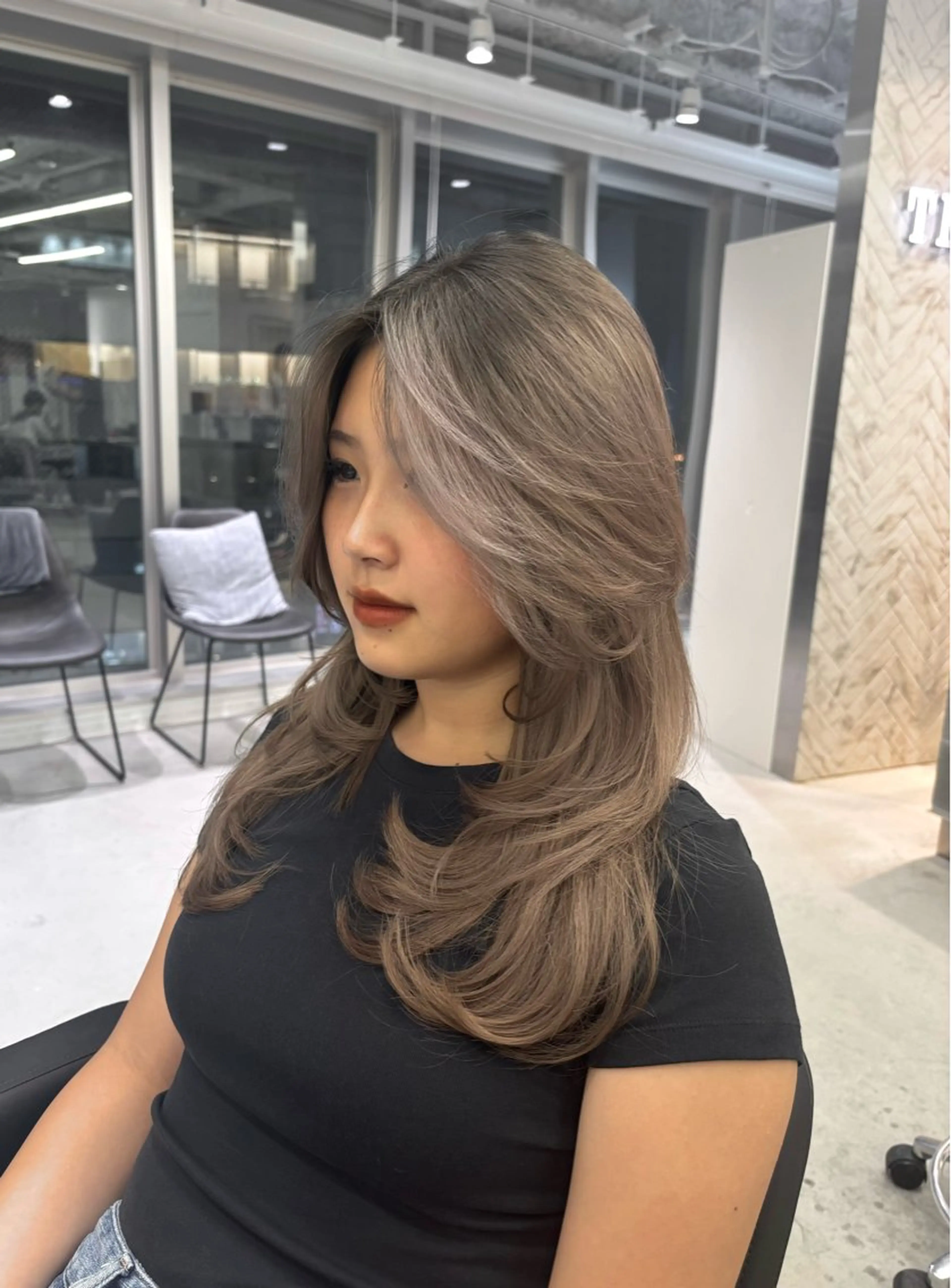 セミロング カット ヘアカラー karin🪩海外風 バタフライカットのヘアスタイル