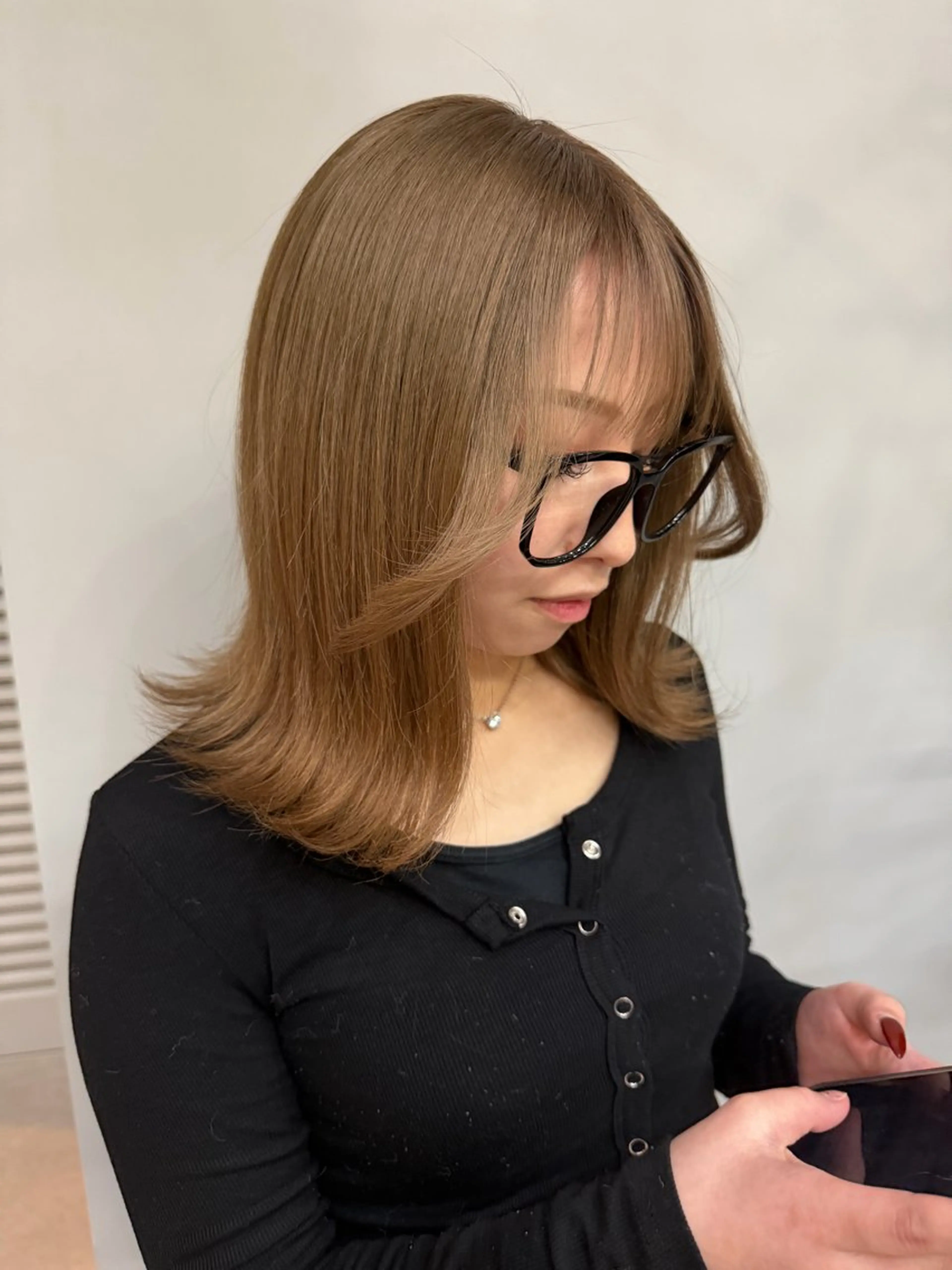 ミディアム カラー カット ヘアカラー トリートメント ミルクティーカラー グレージュ　高山慧輔のヘアスタイル